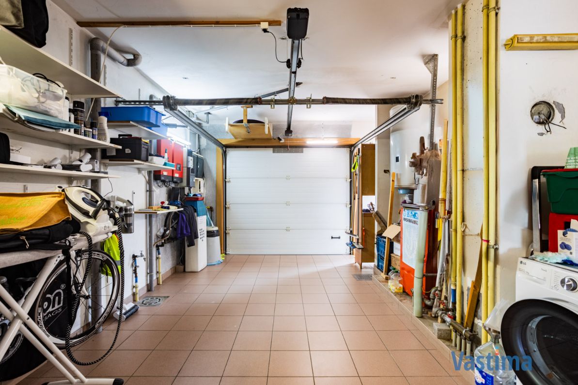 Halfopen bebouwing met zonnige tuin in doodlopende straat foto 15