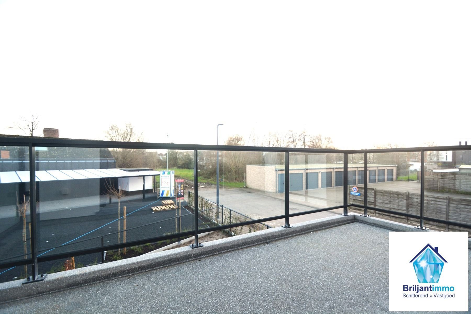 KLAAR BIJ AKTE Ruim 2 slpkmr app 93m² incl carport+ berging foto 7