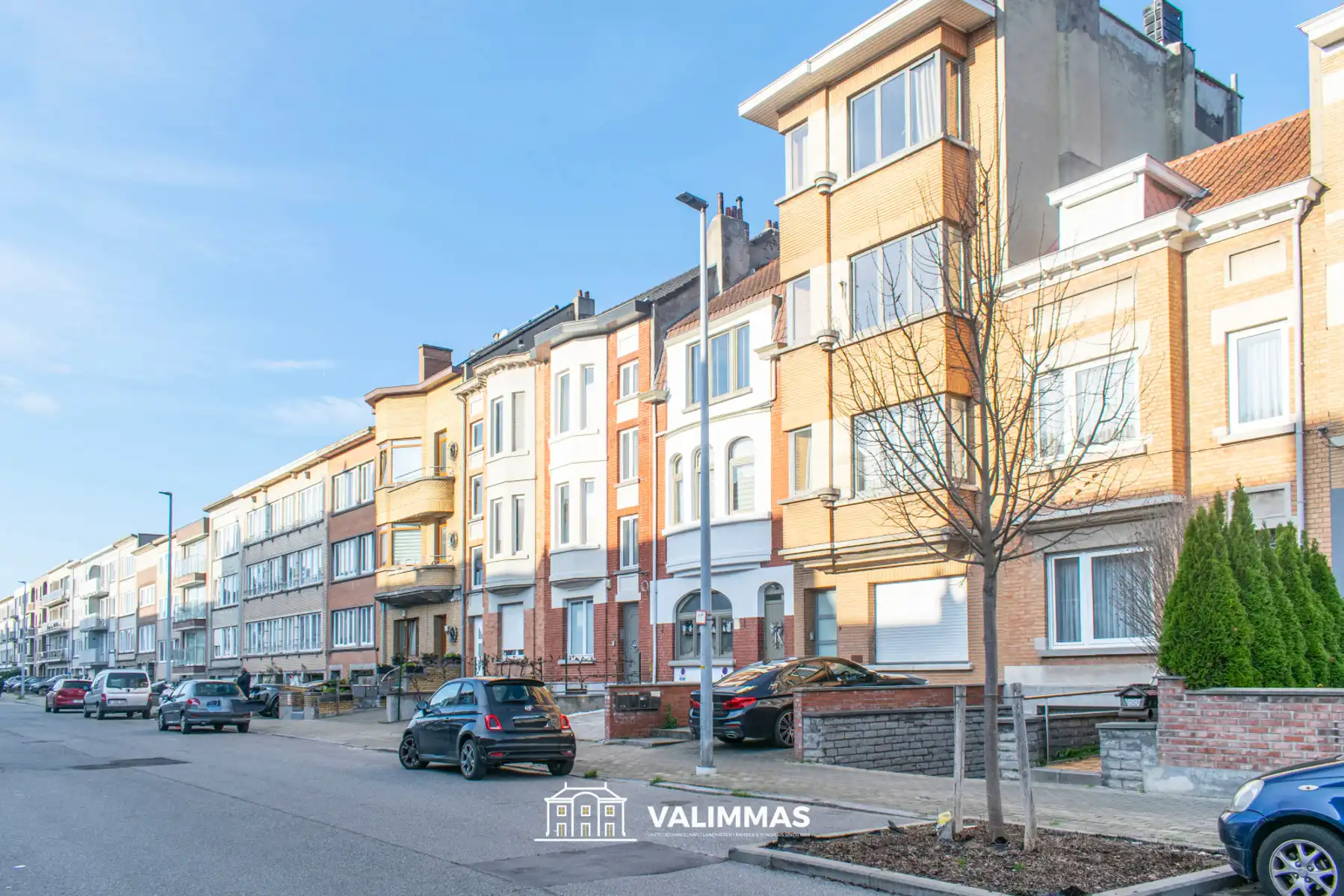 Ruime en verzorgde rijwoning met overdekte koer en garage... foto 2