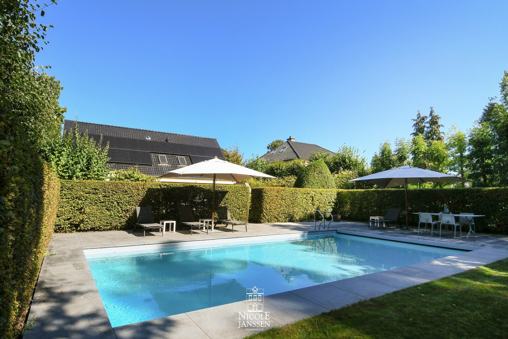 Vrijstaande woning met mooi verzorgde tuin en zwembad  foto 21