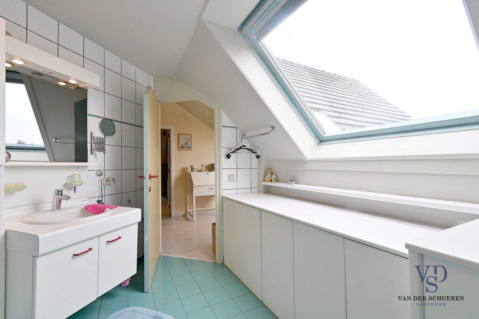 Ruim handelspand met penthouse in villastijl foto 29