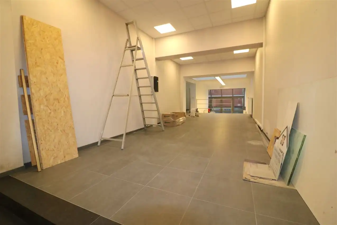 Volledig vernieuwde handelszaak op ideale locatie foto 8