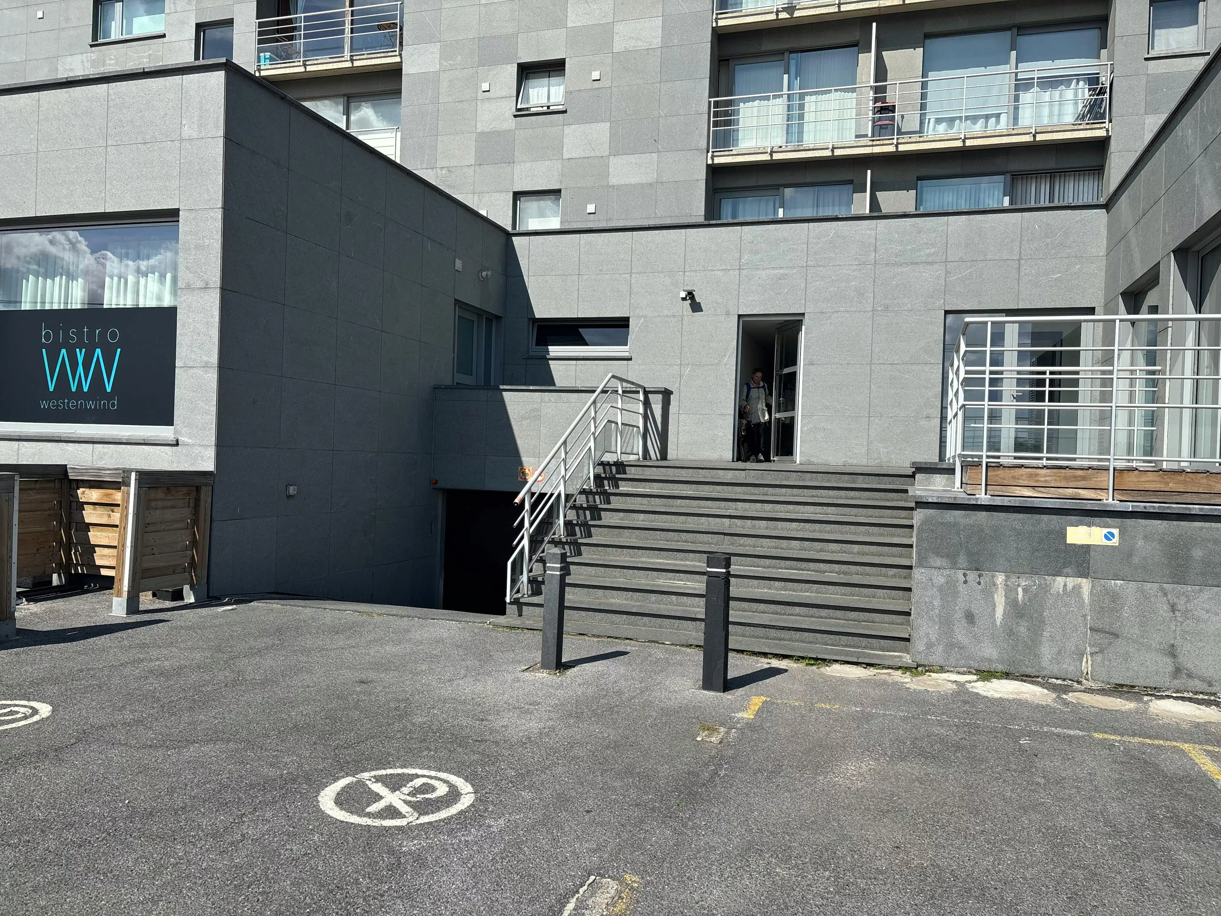 Goed gelegen garagebox te koop onder Zeedijk Middelkerke! foto 4