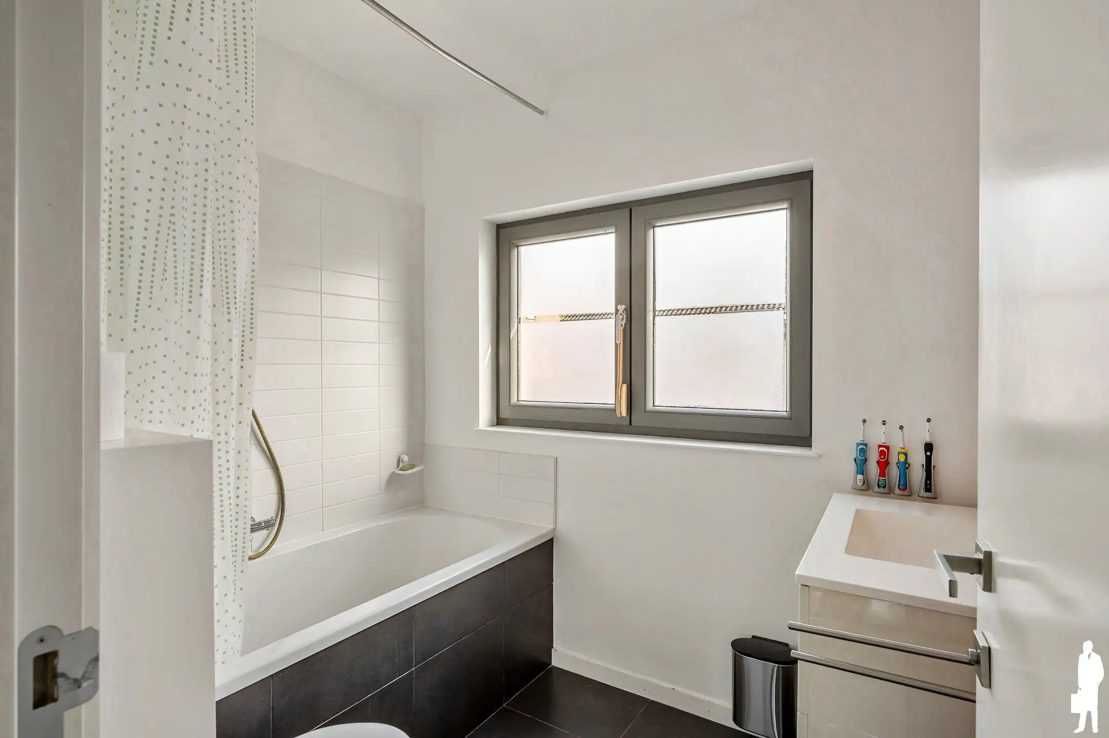 Instapklare en ruime halfopen woning in Maria-ter-Heide! foto 10