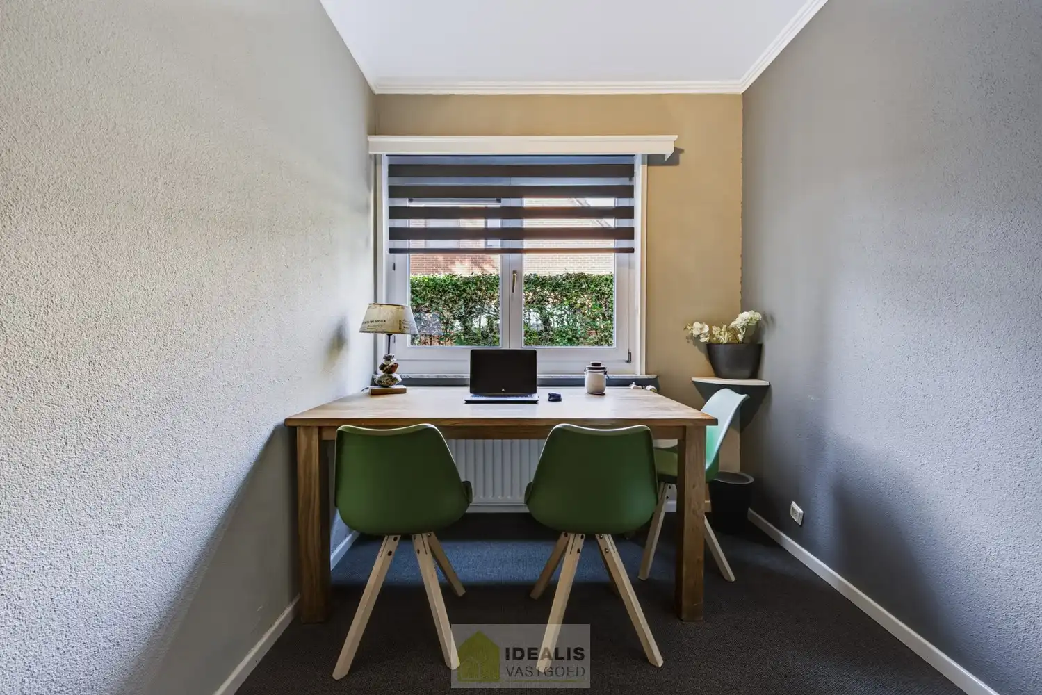 IDEALIS VASTGOED – EEN HUIS OM VERLIEFD OP TE WORDEN! DEZE PRACHTIGE INSTAPKLARE (LEVENSBESTENDIGE) VILLA MET EEN HEERLIJKE LICHTRIJKE LEEFRUIMTE VOORZIEN VAN EEN OPEN KEUKEN, 5 SLAAPKAMERS, 2 BADKAMERS, EEN PERFECT AANGELEGDE TUIN IN ALLE PRIVACY, UITGERUST MET EEN GOED VOORZIENE BUITENKEUKEN EN BIJGEBOUWEN INGERICHT VOOR WELLNESS (HOT TUB) EN BERGRUIMTE! EEN MUST VISIT VOOR ZIJ OP ZOEK NAAR MOOIE HUIZEN! foto 10