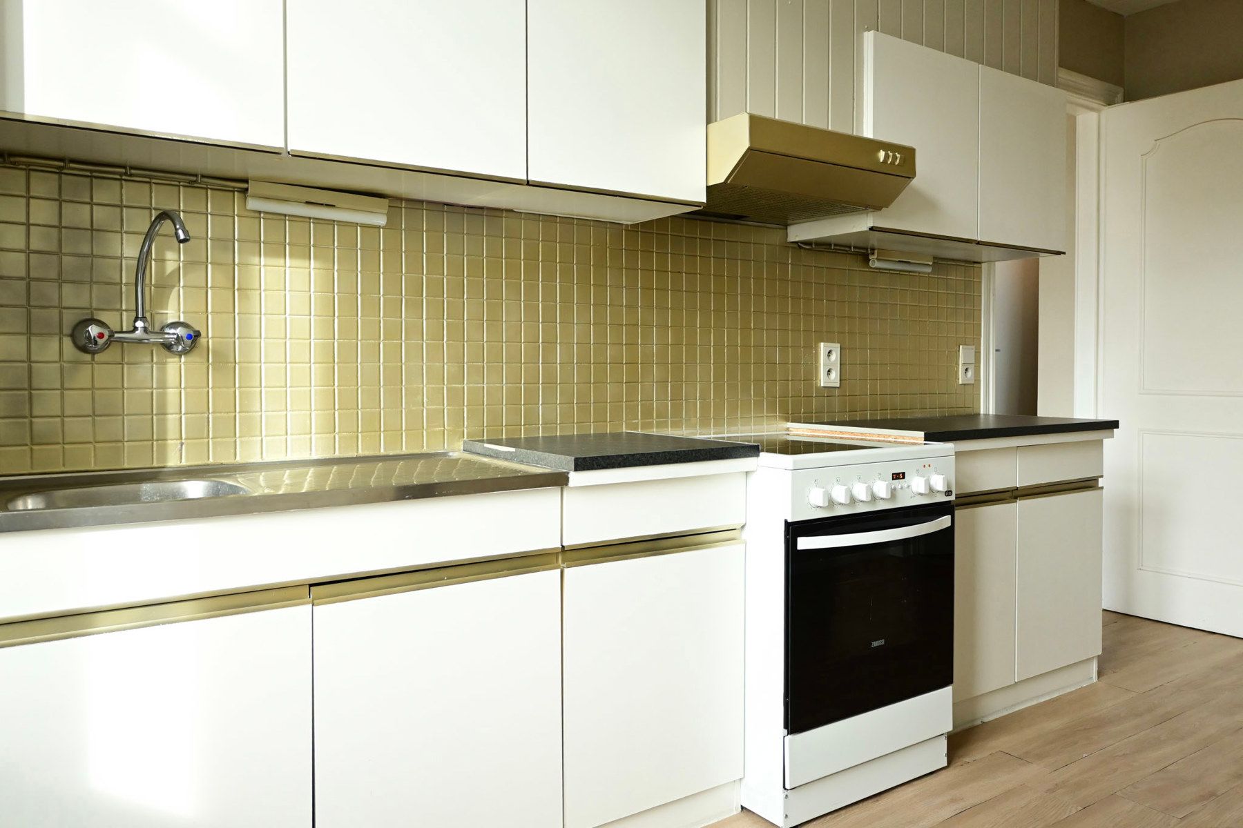 Ruim gerenoveerd herenhuis in Oostende. foto 12