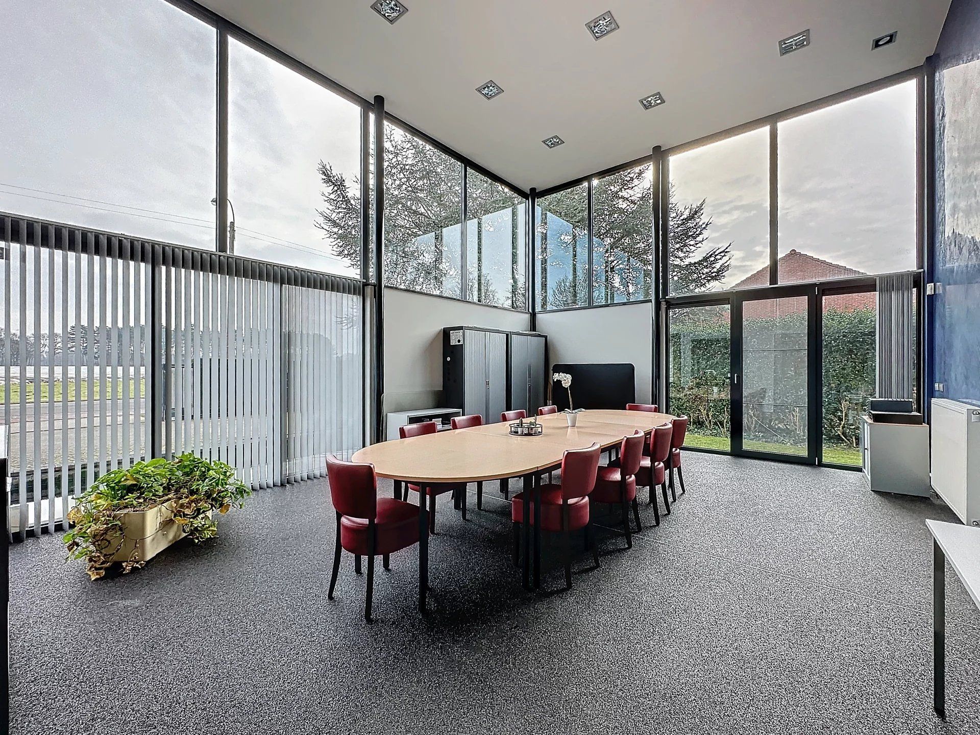 Unieke moderne woning met een dubbele bestemming op een perceel van 29a24ca. foto 9