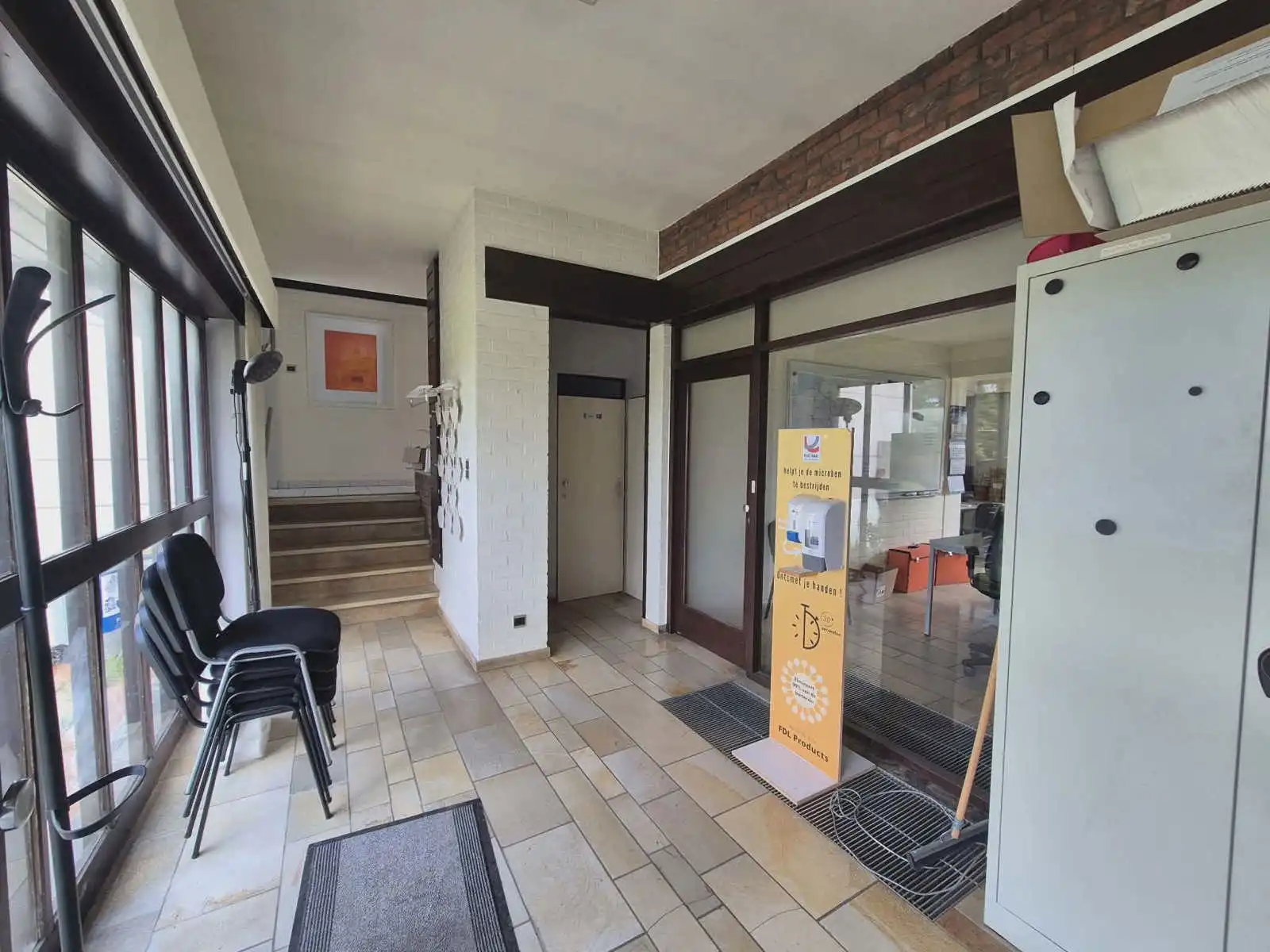 Kantoorgebouw met meerdere bureaus en extra opslagruimte foto 2