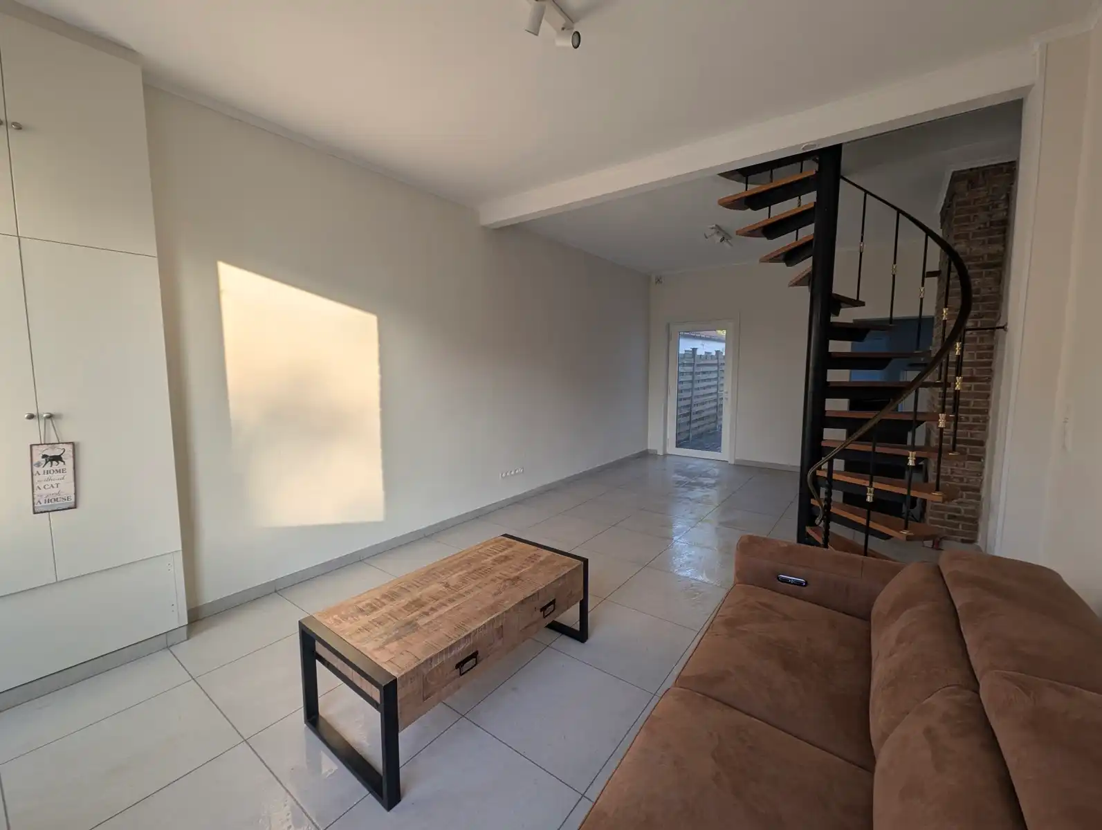 Gerenoveerde rijwoning met 2 slaapkamers foto 3
