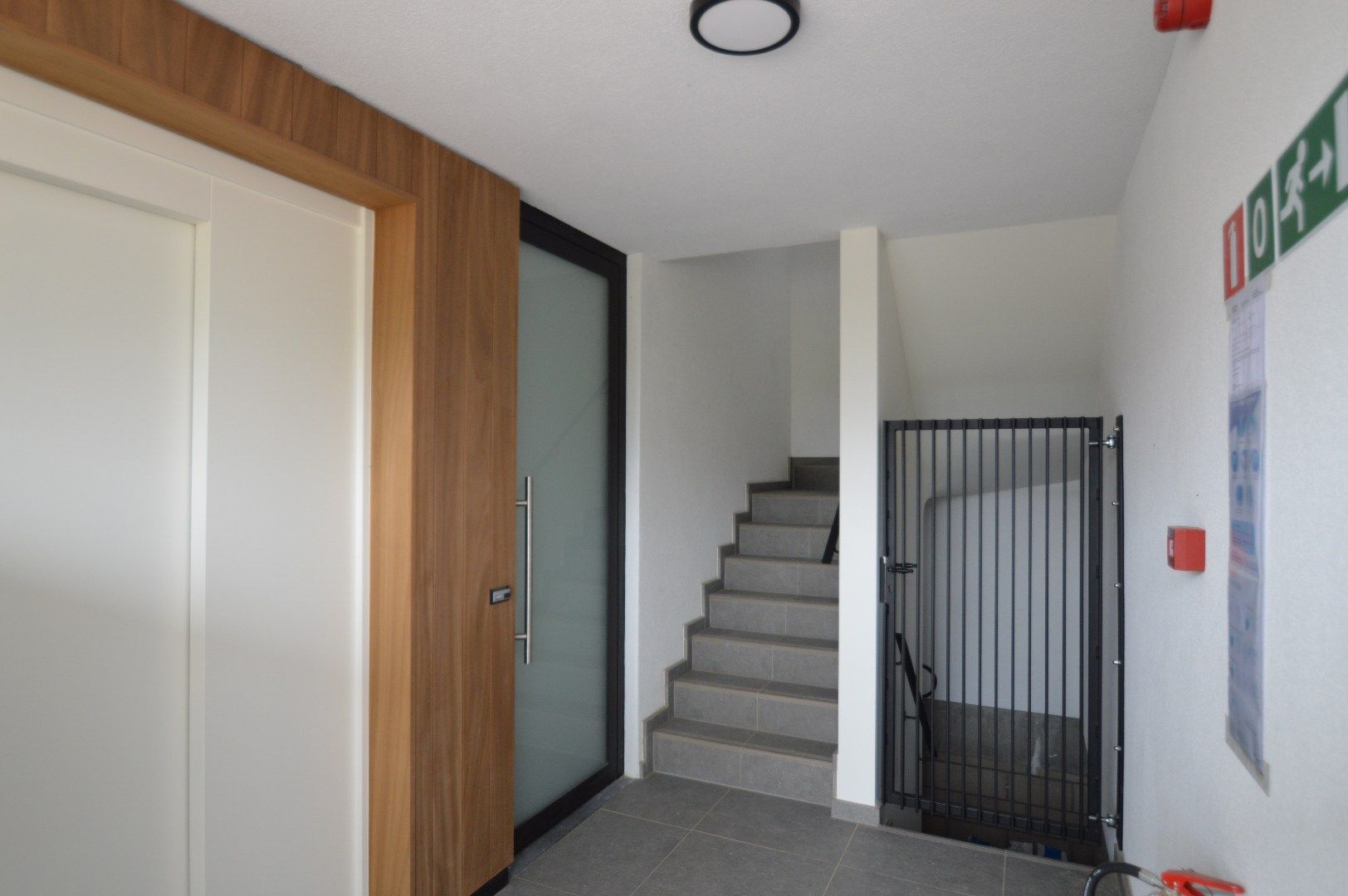 Aantrekkelijk recent gelijkvloers appartement, met 1 slaapkamer, ruim terras, privétuin en standplaats in centrum van Beverst.  foto 4