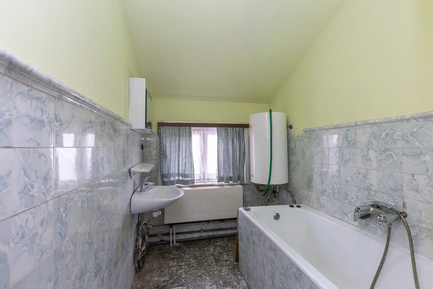 Te renoveren woning op uitstekende locatie foto 24