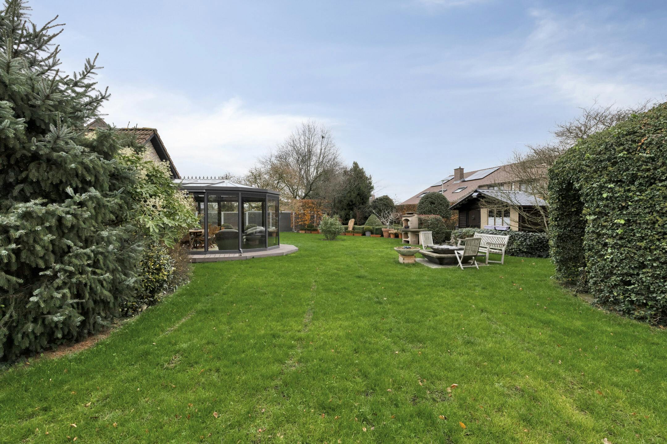 Mooie villa met schitterende tuin in residentiële woonwijk foto 31