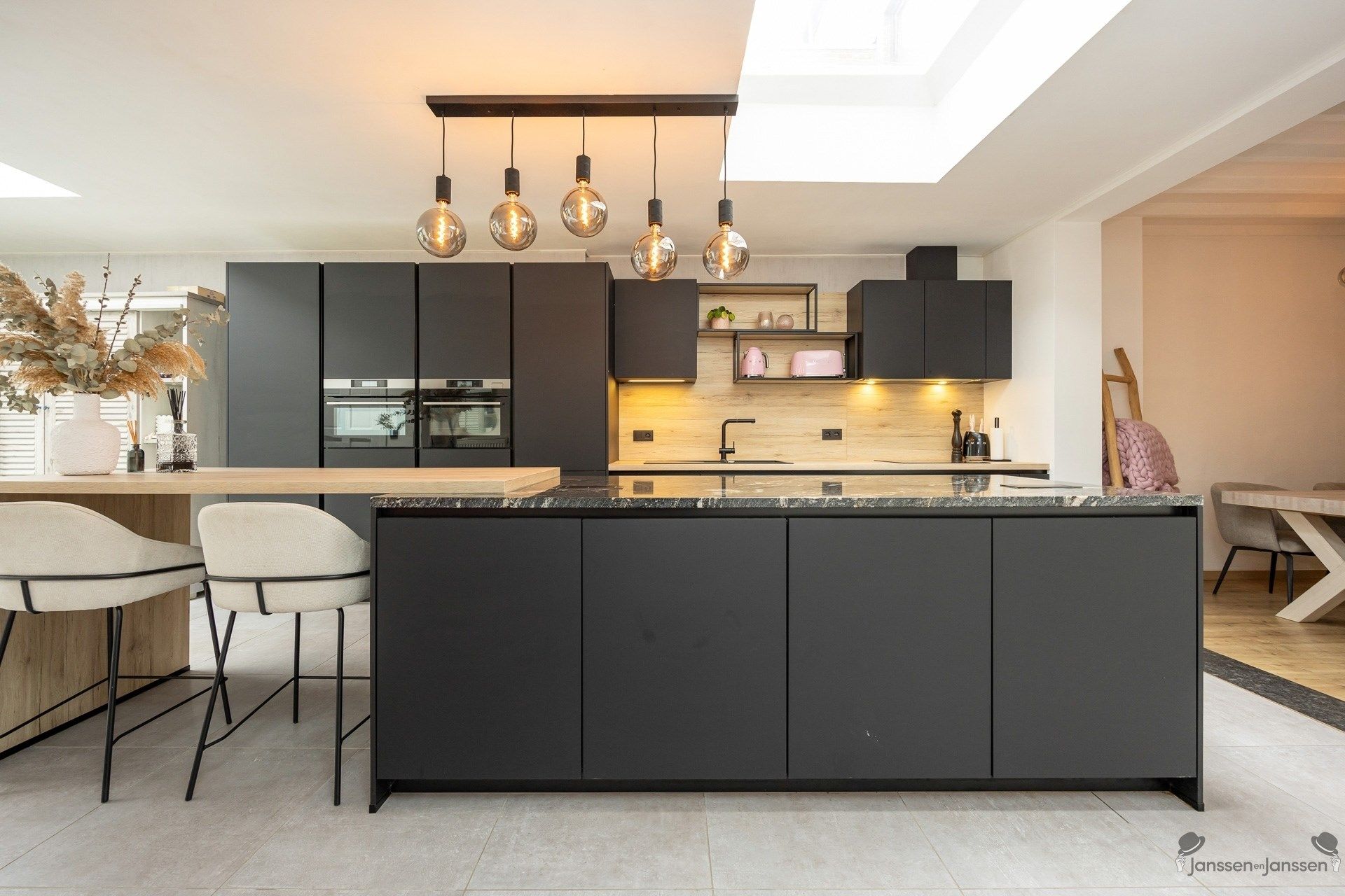 Charmante, instapklare woning met vernieuwde designkeuken, 4 slaapkamers en garage in hartje Brasschaat foto 3