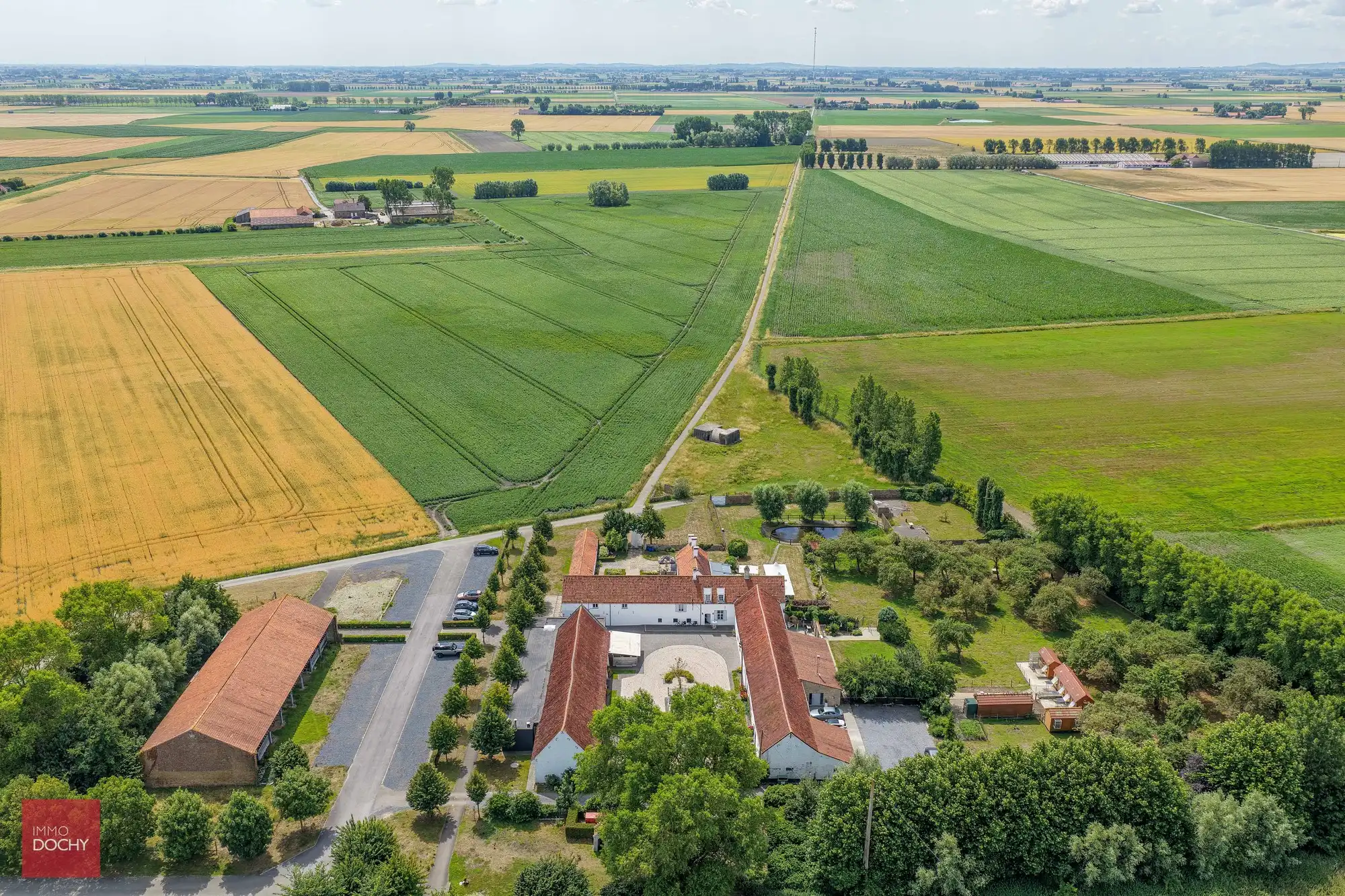 Unieke hoeve met uitbatingsmogelijkheden op de grens met Frankrijk foto {{pictureIndex}}