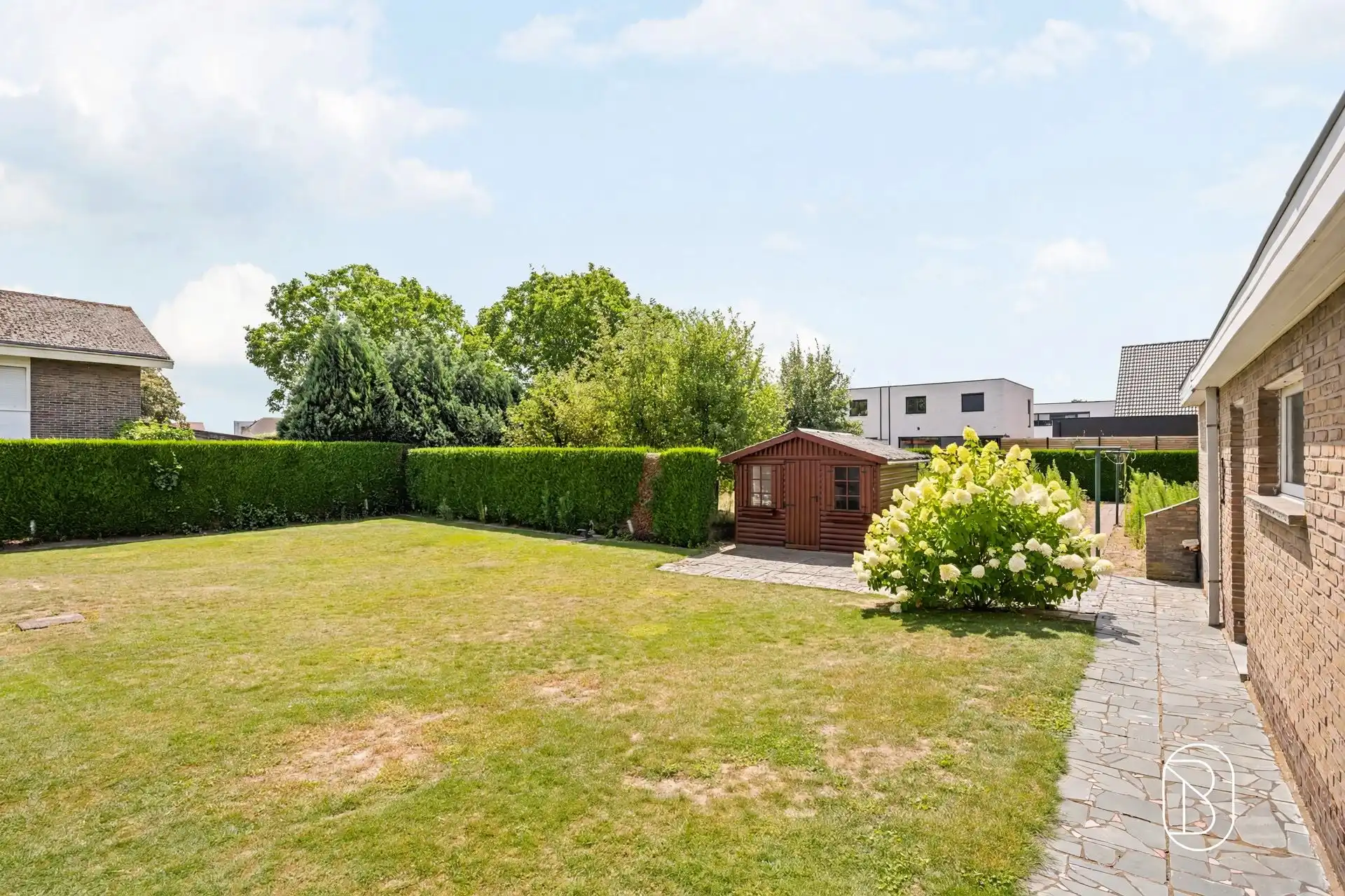 Degelijke villa met grote tuin.  foto 3