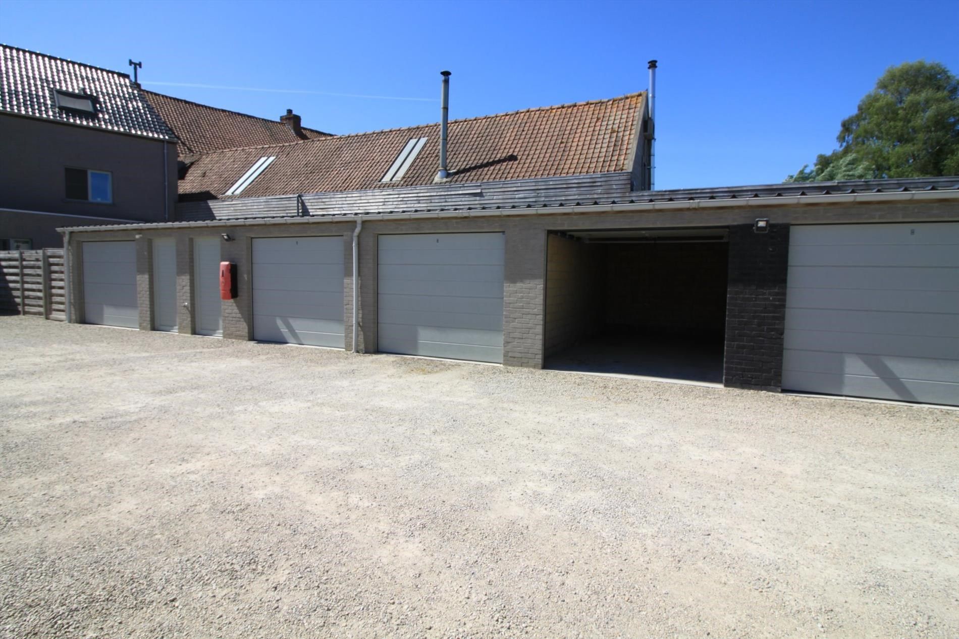 Nieuwbouw garage in centrum van Staden. foto {{pictureIndex}}