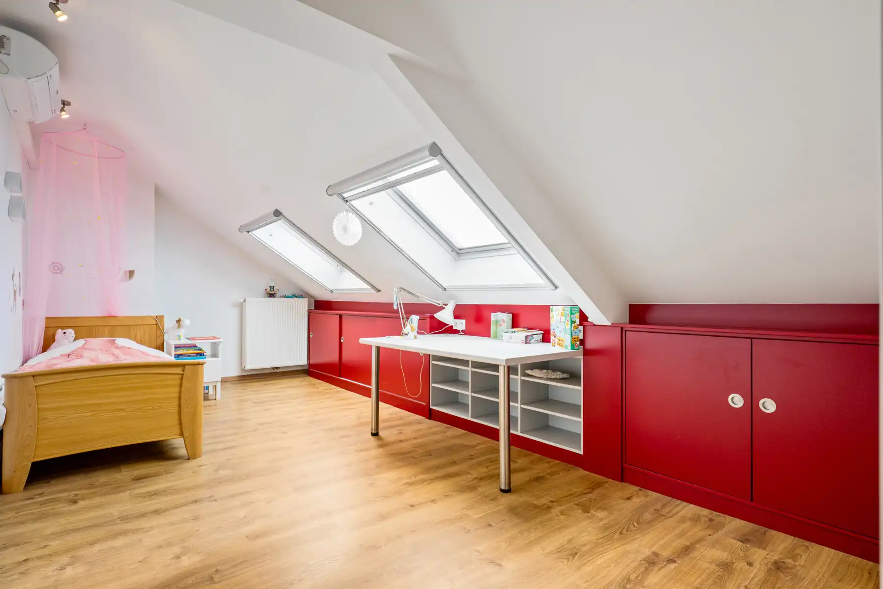 Villa met 5 slpk, 2 badkamers, ruime tuin, garage en kelder foto 20