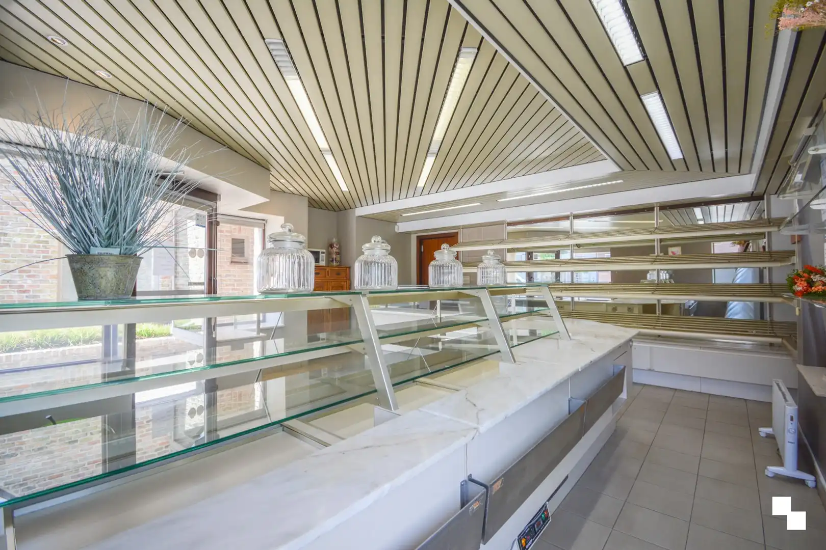 Handelswoning met winkel en atelier op commerciële ligging te Hooglede foto 4