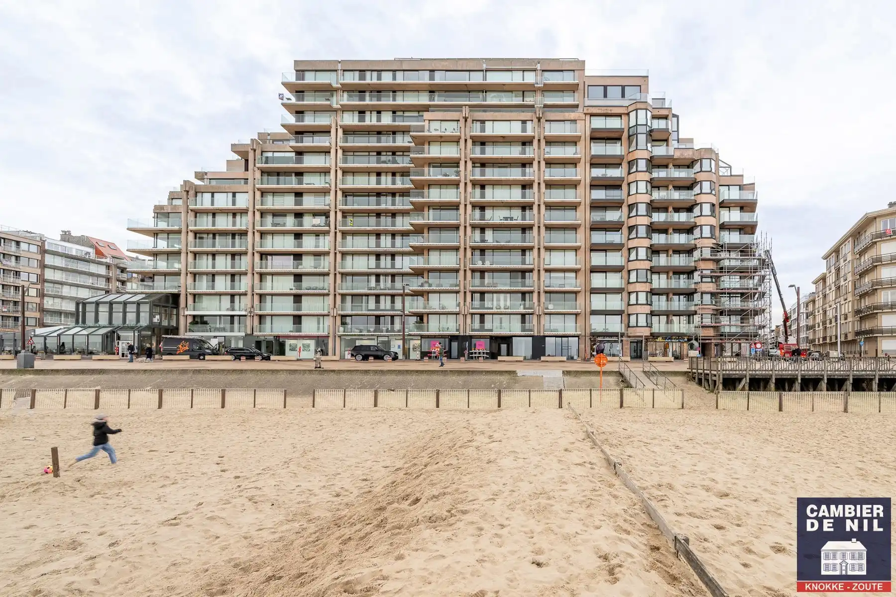 Gemeubeld appartement met frontaal zeezicht aan het Vanbunnenplein foto 4
