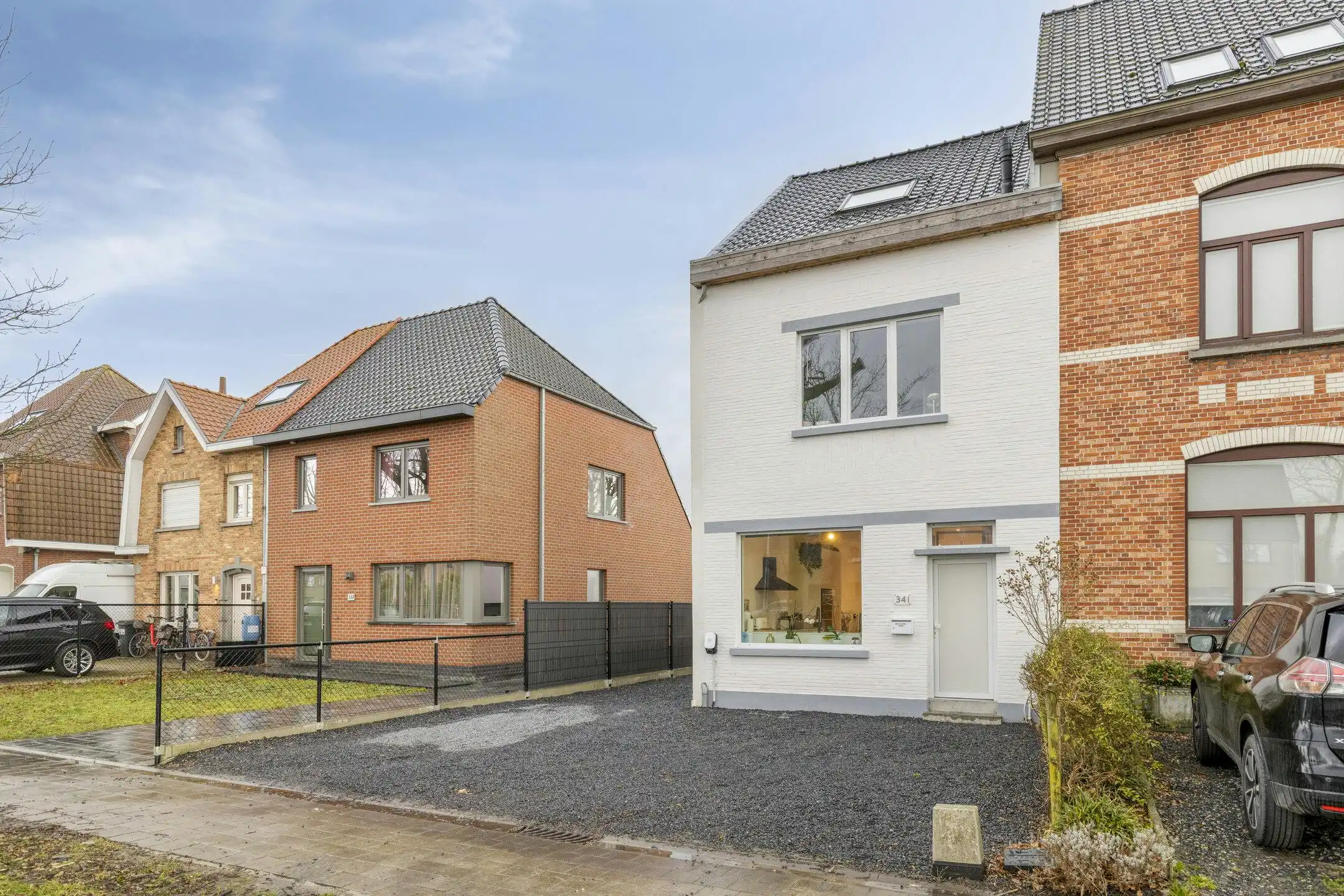 Instapklare halfopen woning te koop in Brugge met ruime tuin foto {{pictureIndex}}