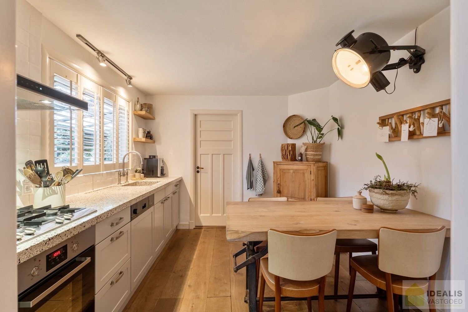 IDEALIS VASTGOED – Prachtige, stijlvolle woning met een aangename 123m² als bewoonbare oppervlakte. De woning omvat een lichtrijke ruime woonkamer voorzien van een pellet kachel en met een prachtige parketvloer dewelke overgaat in de keuken en 3 slaapkamers op een ruim en prachtig aangelegd perceel van 7a 42ca. Dit alles gelegen in een heerlijk rustige straat, op enkele minuten zowel van de centra van Pelt als Achel, doch ook op een steenworp van de Nederlandse grens, dichtbij Valkenswaard en Eindhoven. foto 13