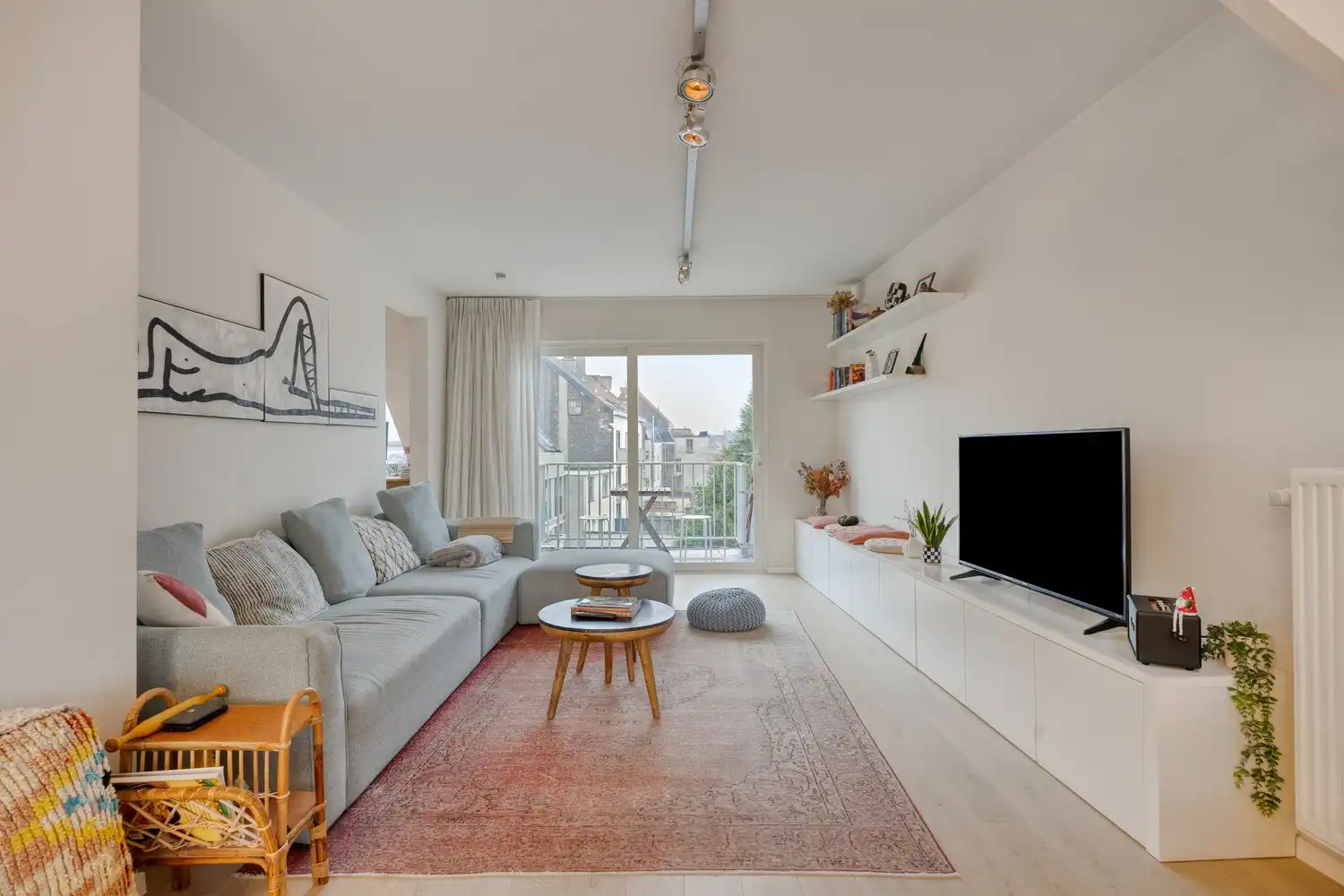 Ruim en energiezuinig duplex appartement met veel lichtinval, gelegen op wandelafstand van het Station Gent-Dampoort. foto {{pictureIndex}}