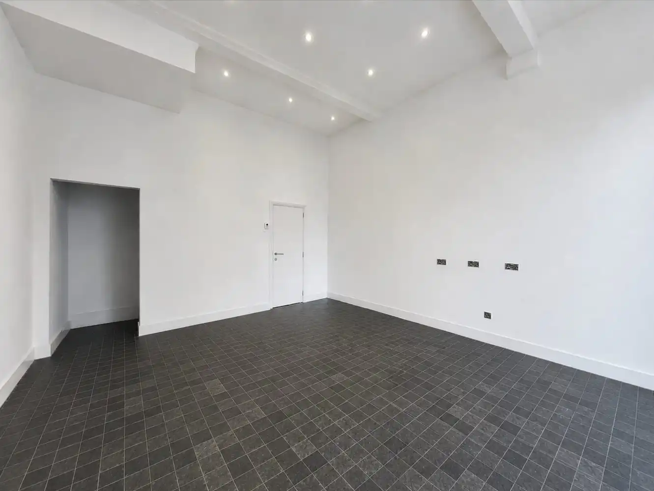 Instapklaar handelspand op een fantastische locatie in een autoluwe straat foto 4