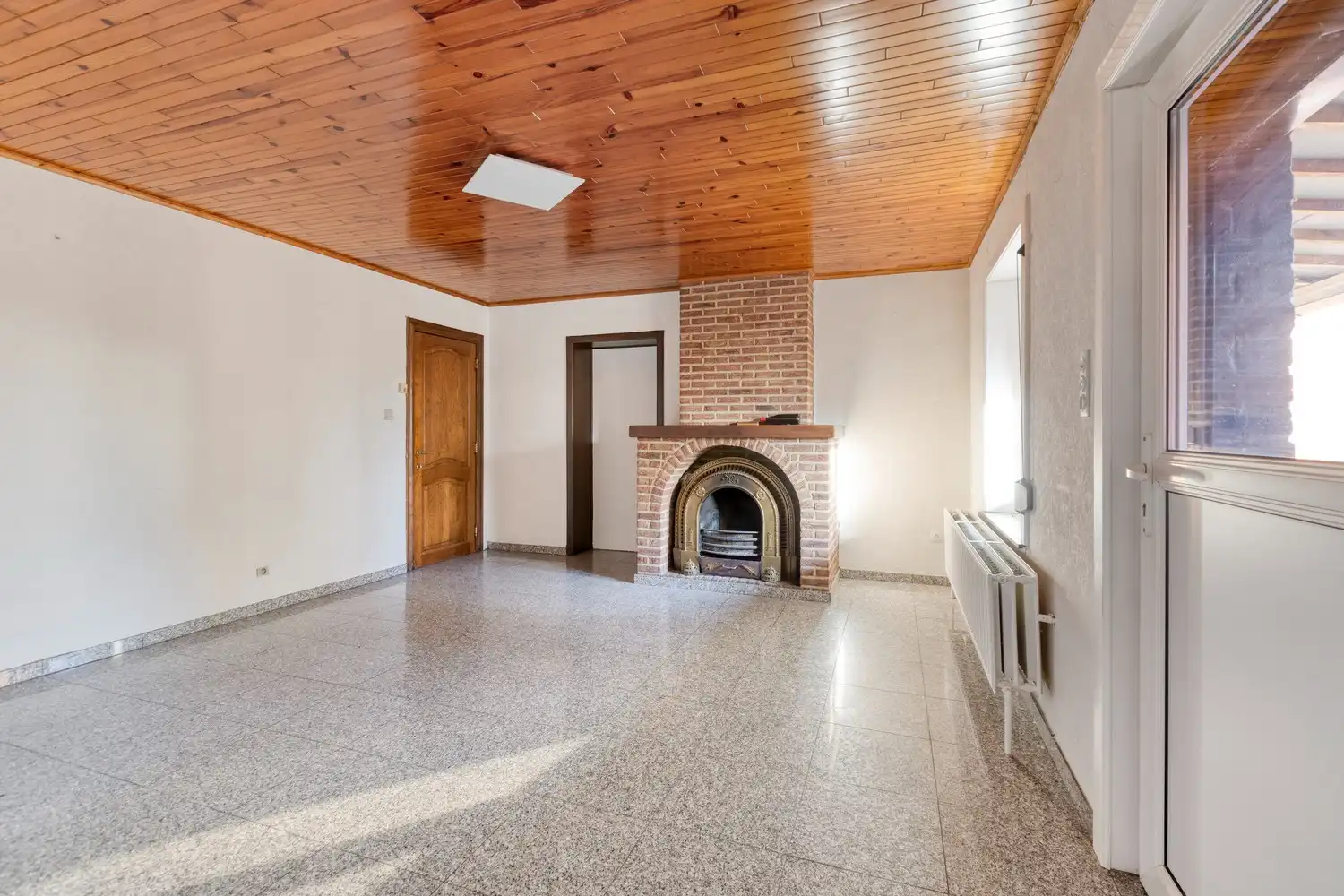 Te renoveren rijwoning met veel potentieel in hartje Genk foto 4