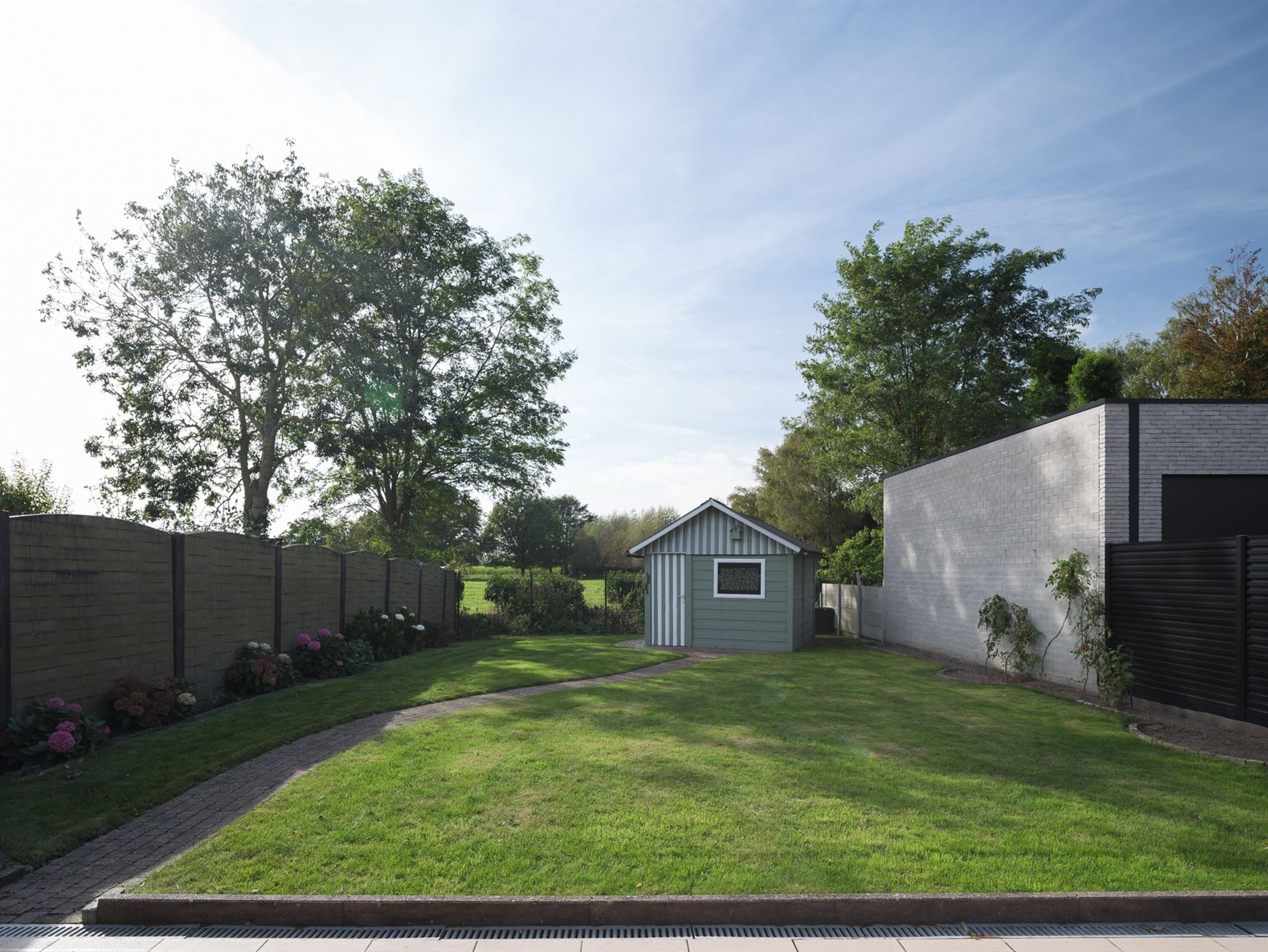 Solide woning met uitzicht op groen foto 2