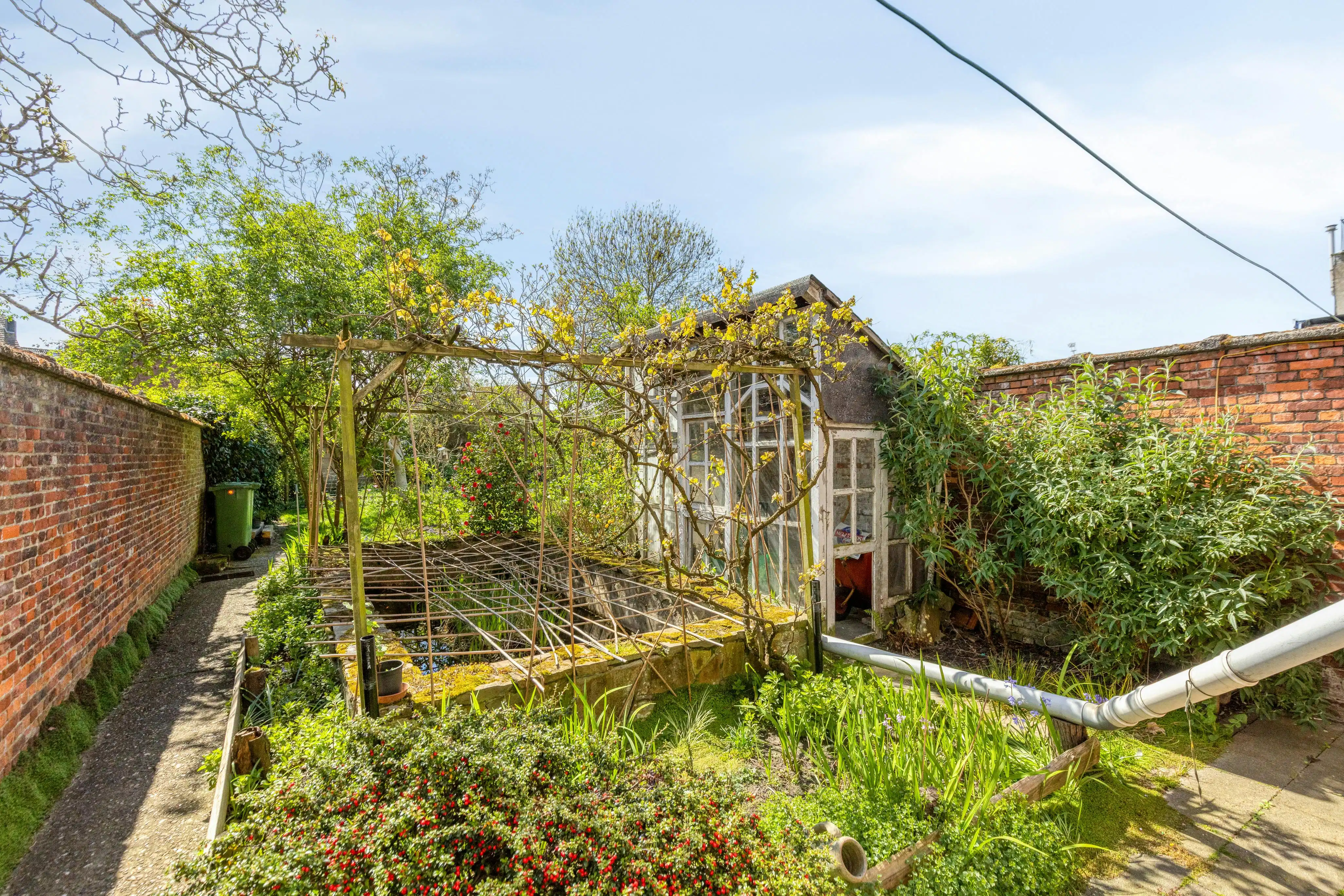 Charmant huis met ruime en zonnige tuin te koop in Merksem! foto 25