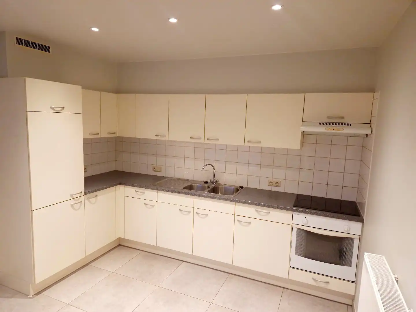 ZEER RUIM TWEE SLAAPKAMER APPARTEMENT OP HET GELIJKVLOERS foto 3