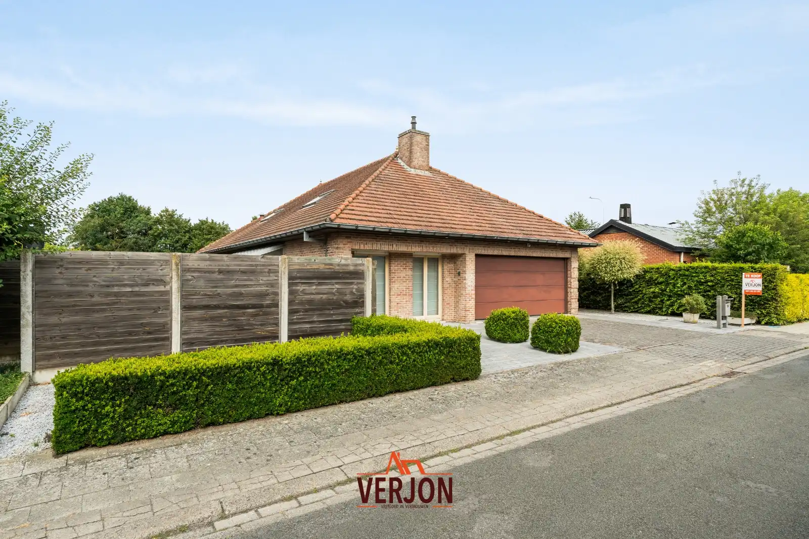 Villa met 4 slaapkamers en dubbele garage in een doodlopende straat te koop in Izegem! foto {{pictureIndex}}