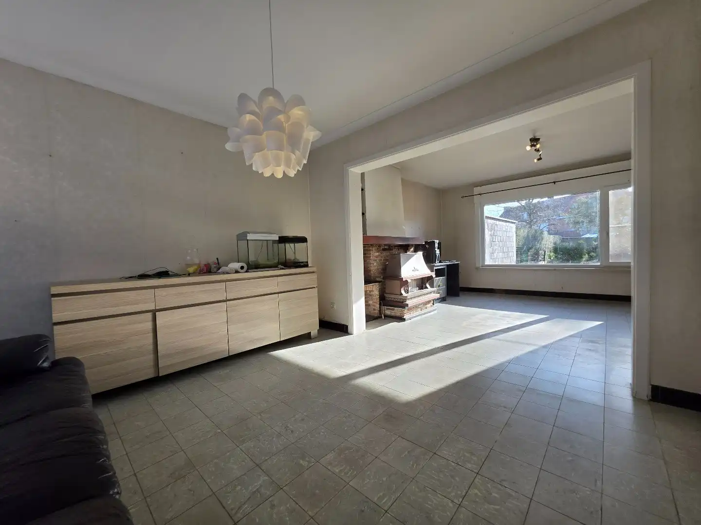 Stevige woning met betonstructuur te koop in Kuurne, eerste verdiep al volledig gerenoveerd foto 6