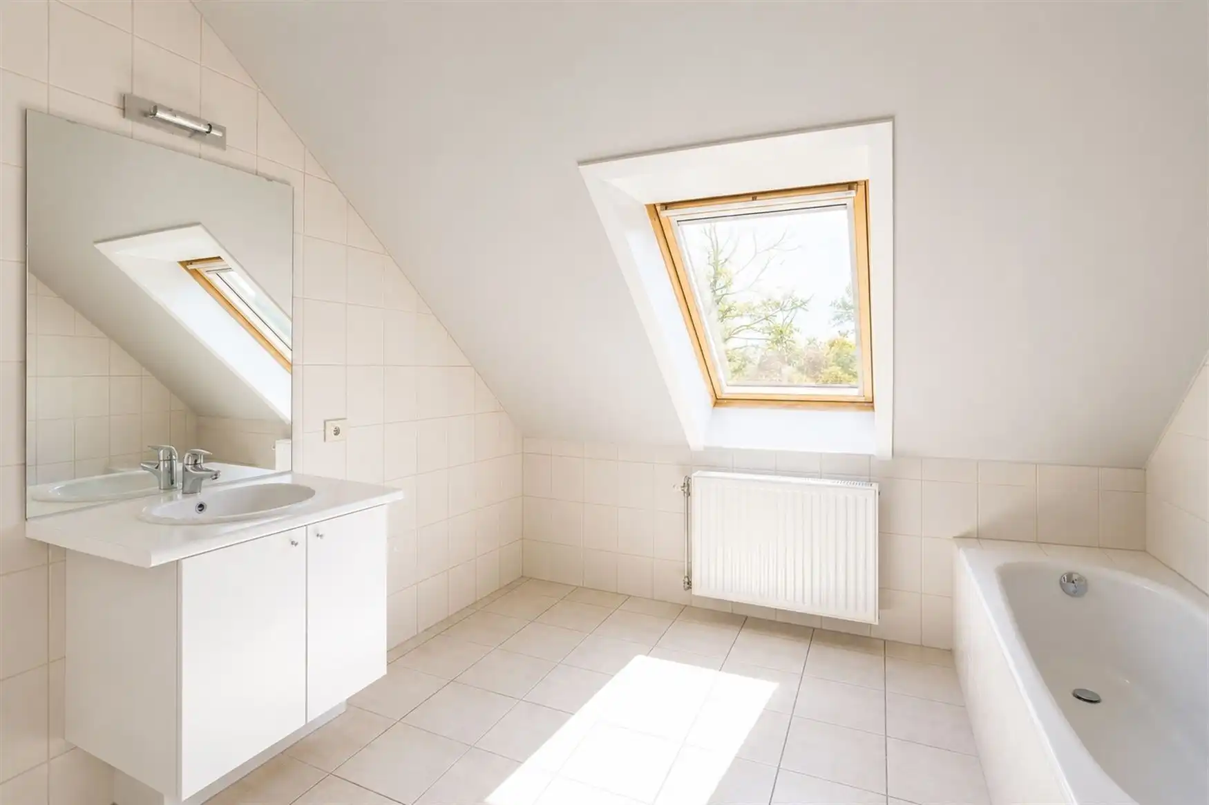 Ruime woning met zuidgerichte tuin en open zicht. foto 12