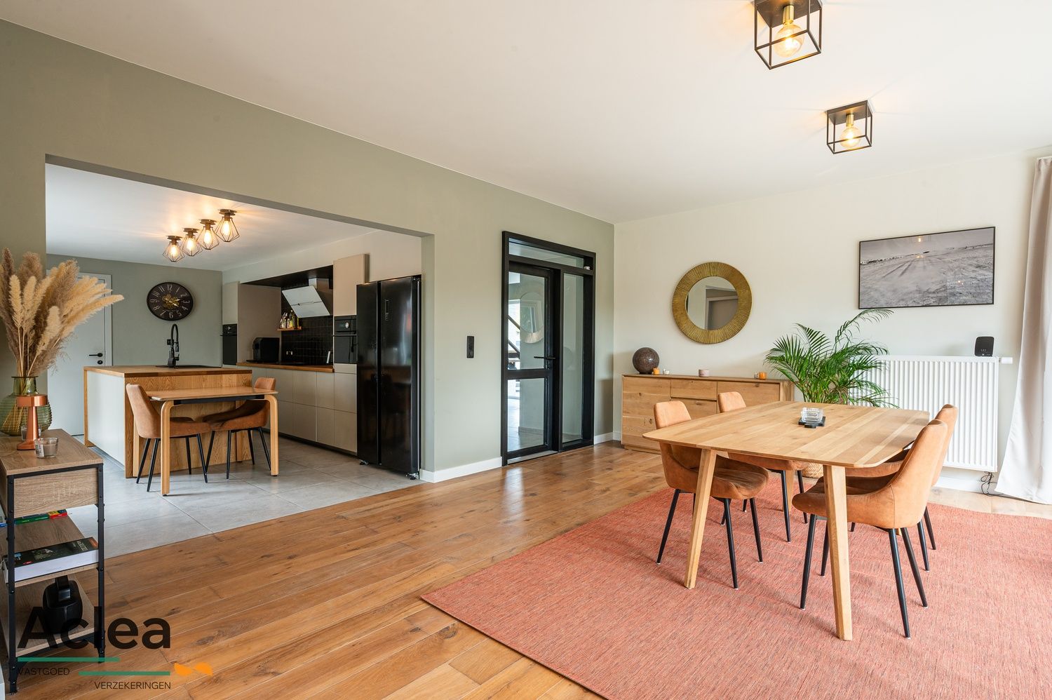 Stijlvolle, ruime woonst op een mooi perceel foto 2