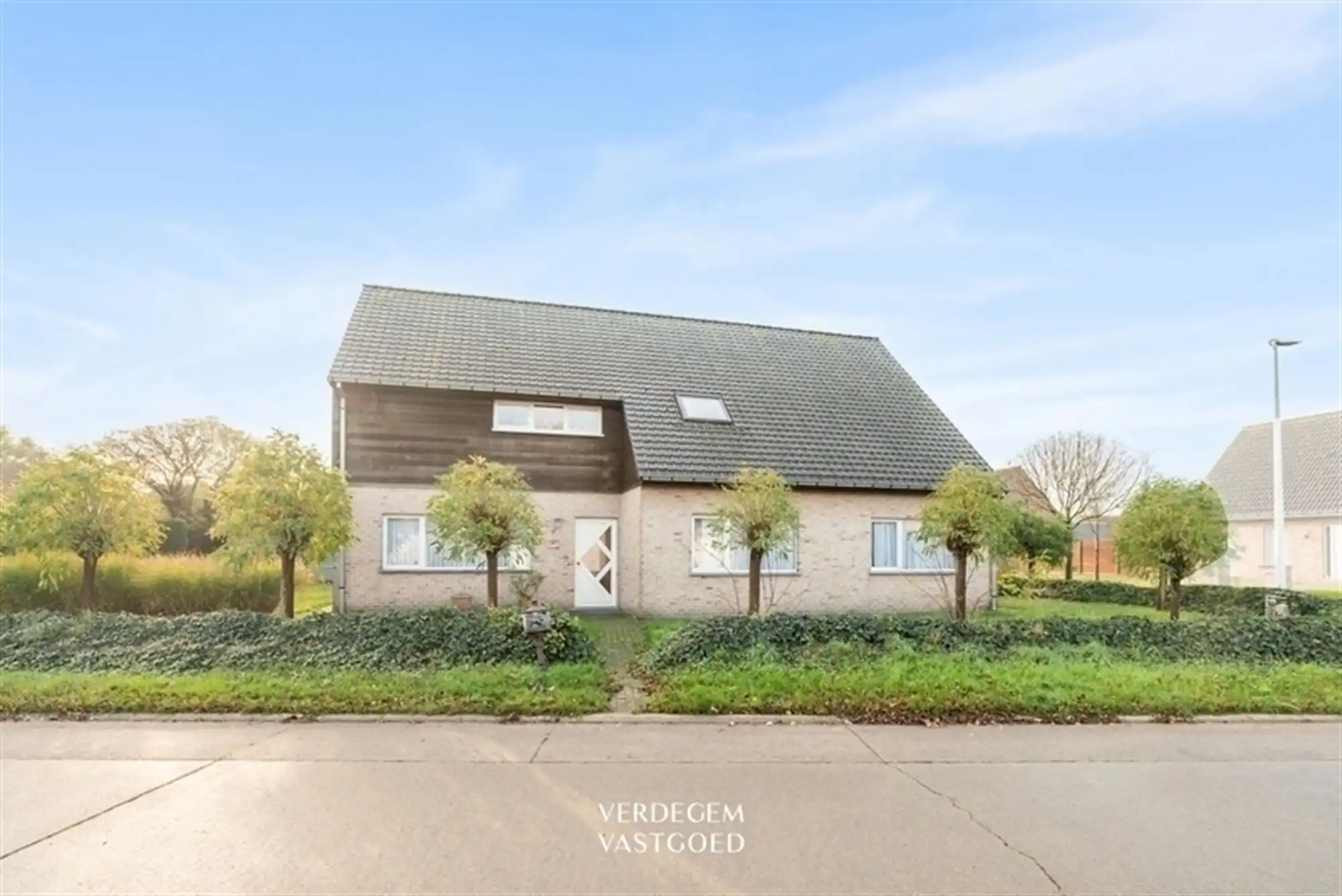 Rustig gelegen, vrijstaande woning met 6 slaapkamers op mooi perceel foto 2