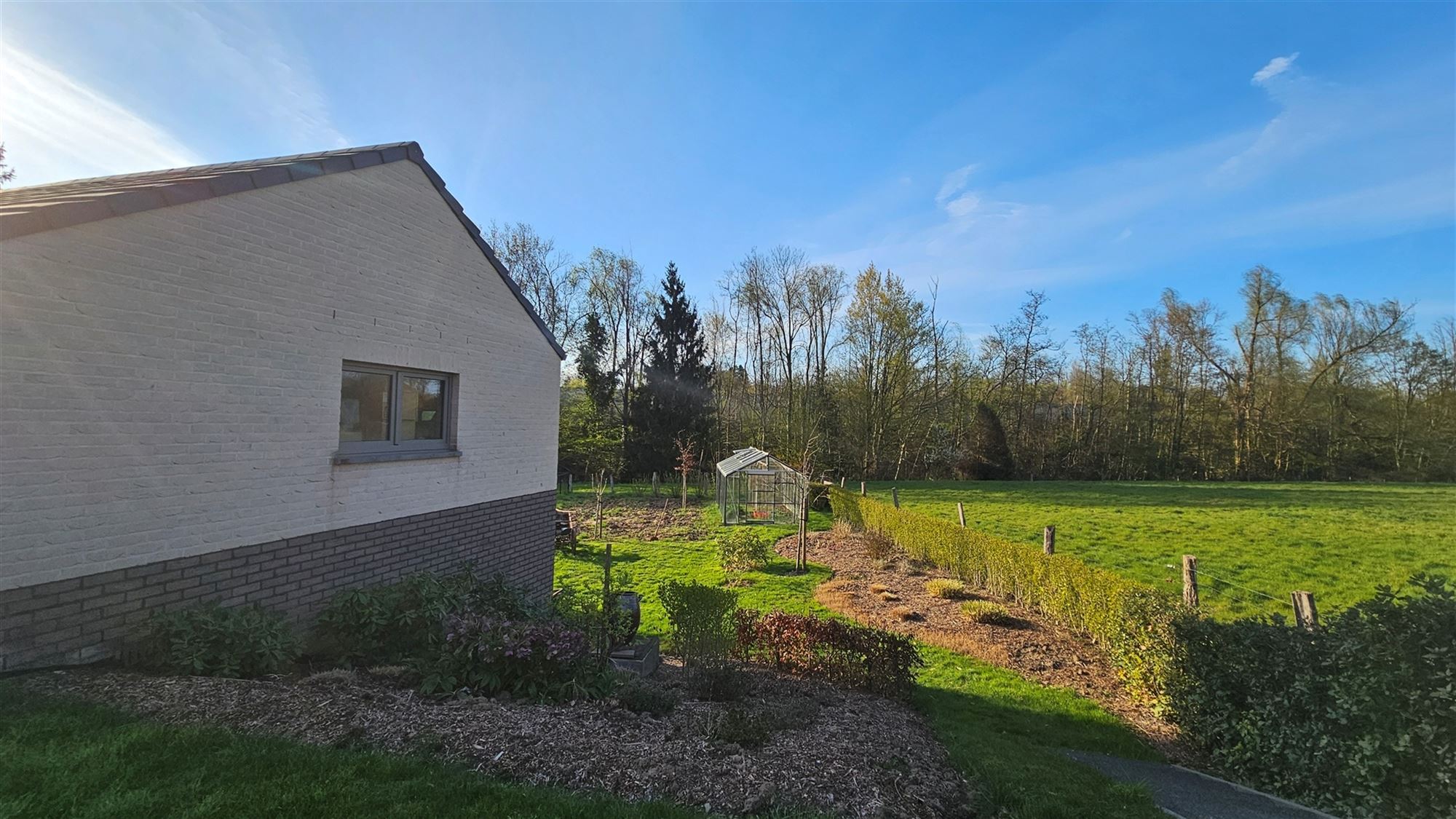 Aangename en recente woning (2022) met mooie tuin foto 32