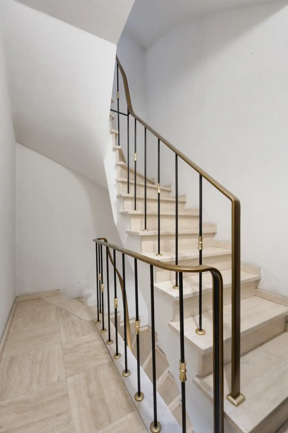 Opbrengsteigendom met 3 verhuurde appartementen nabij stad  foto 26