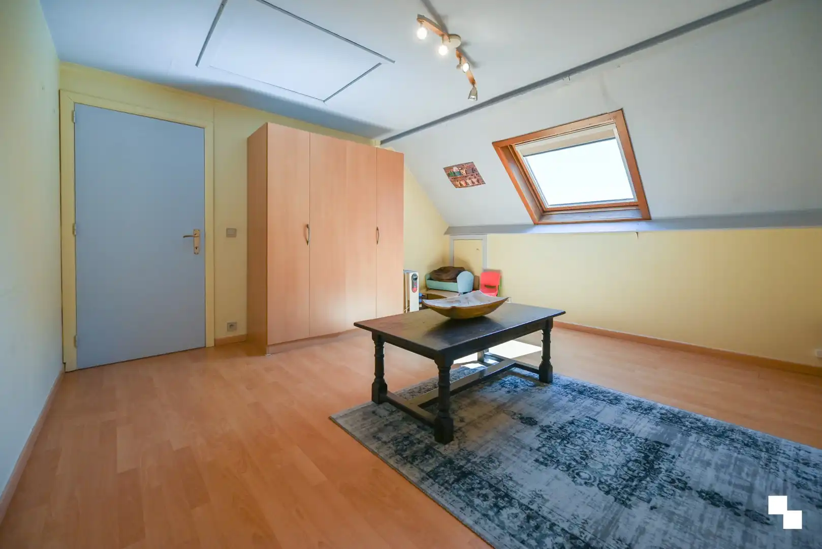 Ruime gezinswoning met vier slaapkamers, garages en extra naastliggend perceel foto 25