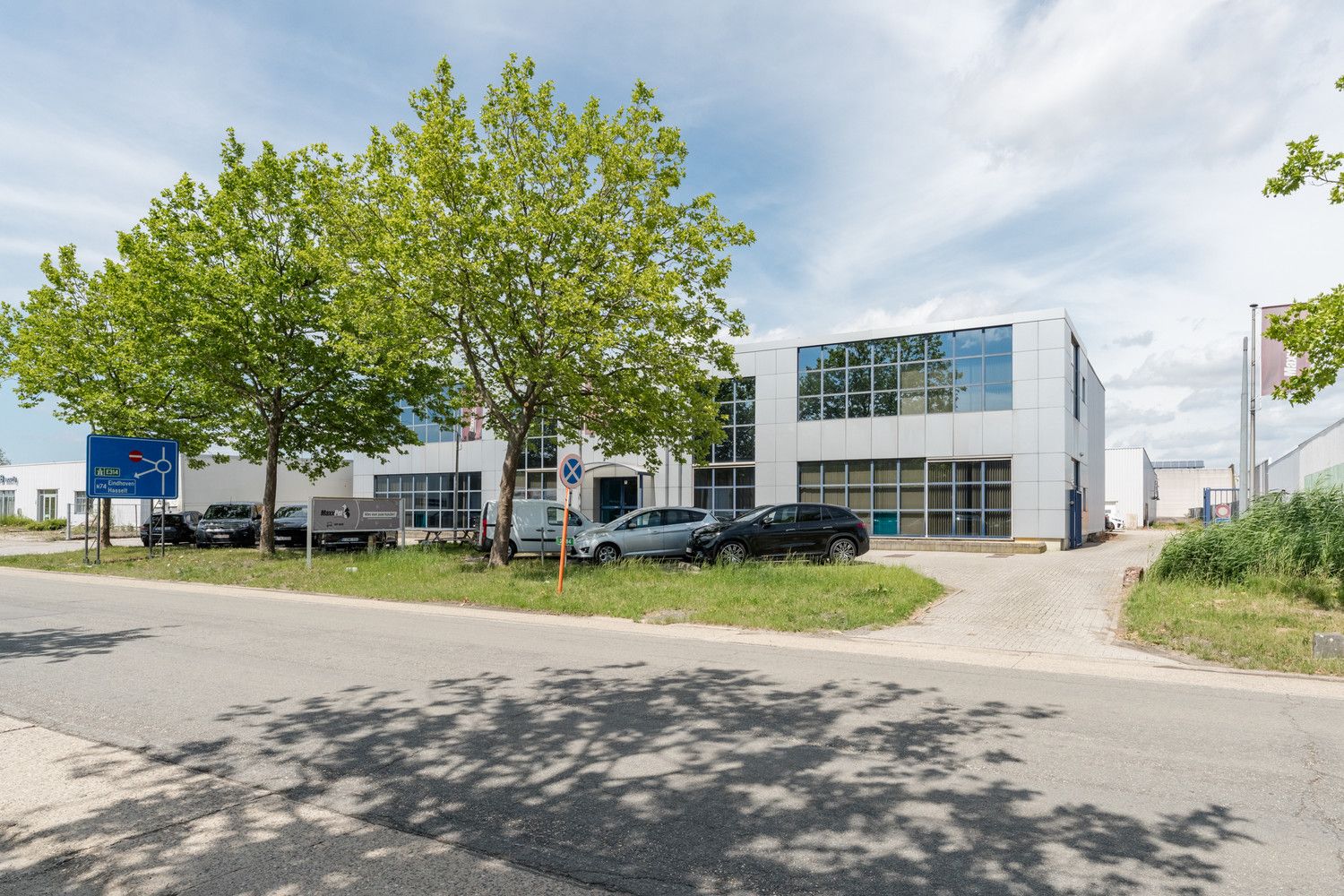 RUIM MULTIFUNTIONEEL BEDRIJFSPAND MET KANTORENCOMPLEX foto 3