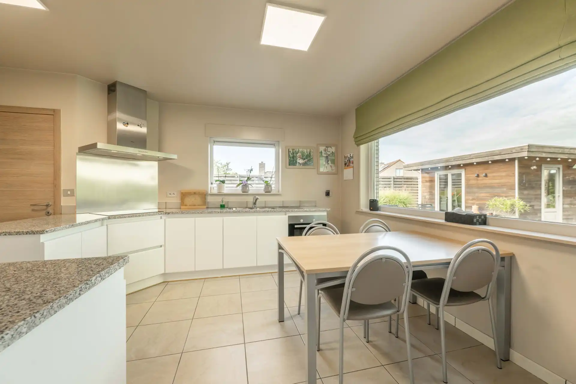 Knappe, verzorgde alleenstaande hedendaagse woning met 3 slaapkamers, garage en een prachtige aangelegde tuin TE KOOP in Wielsbeke! foto 10