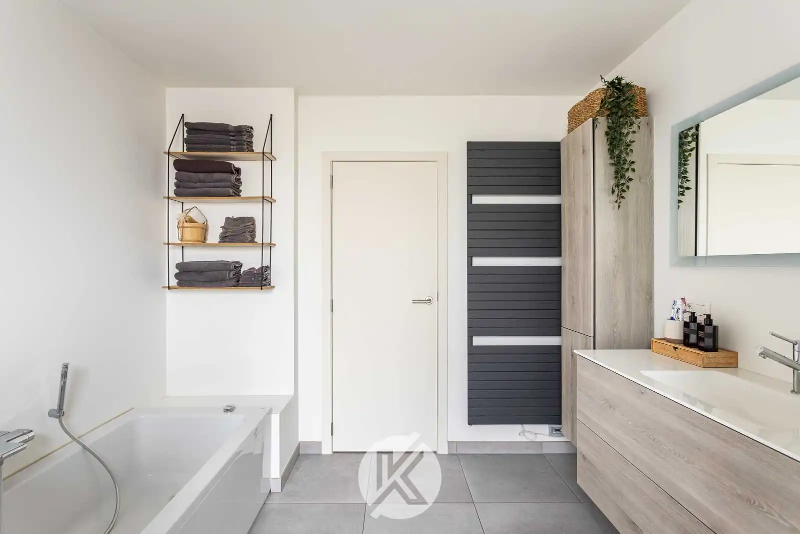 Recente, lichtrijke woning met carport foto 17