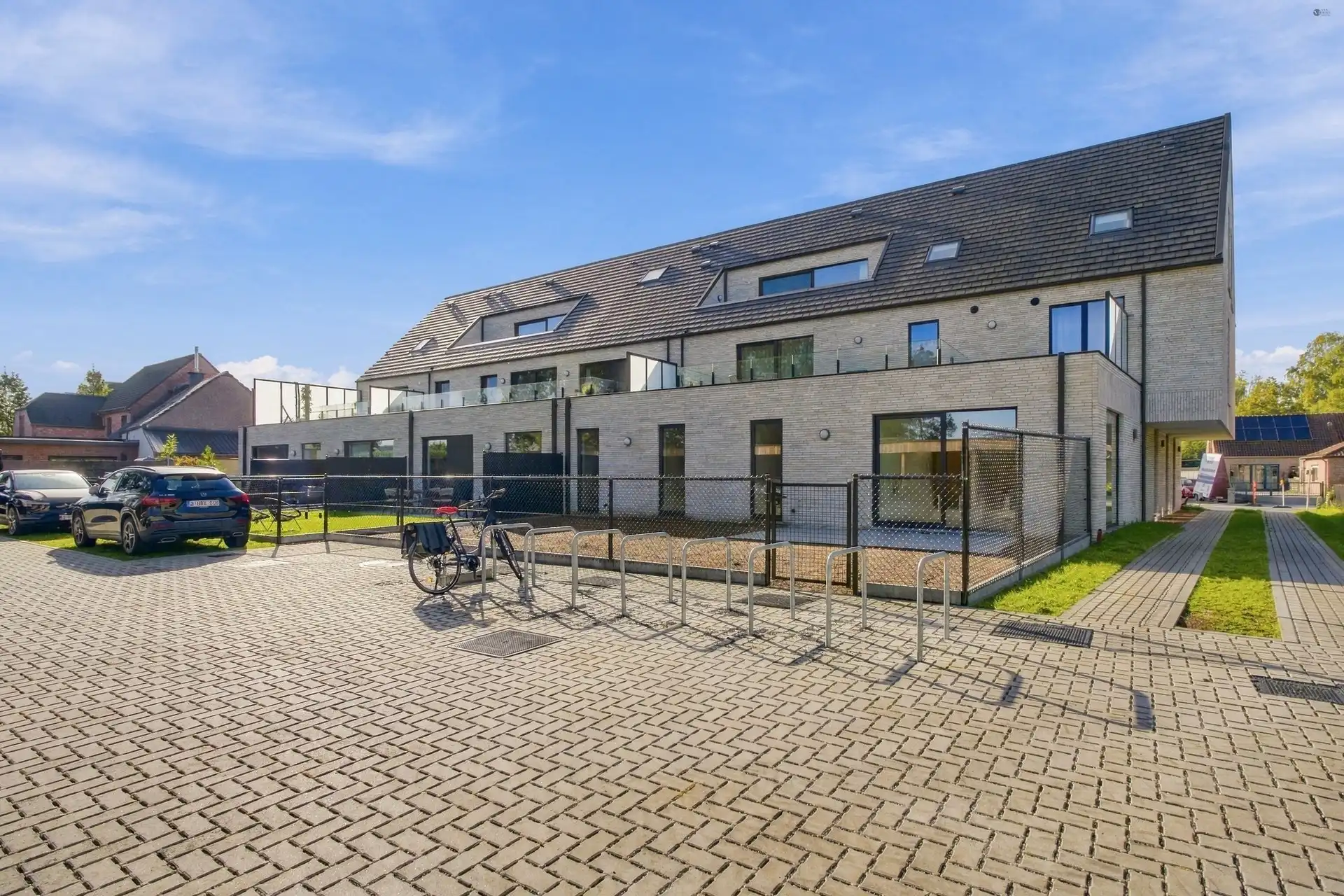 Ruim gelijkvloers appartement met 3 slaapkamers foto 2