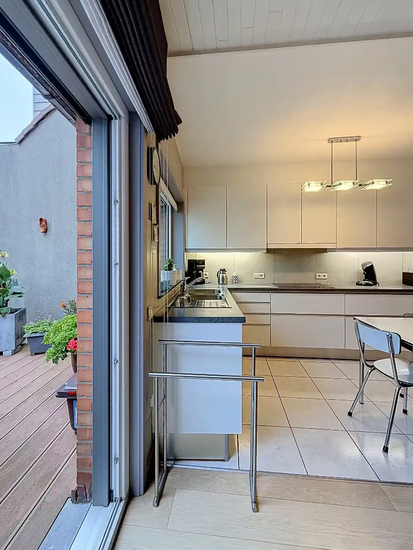 Instapklare bel-etage met drie slaapkamers, garage en zonnige buitenruimtes. foto 14