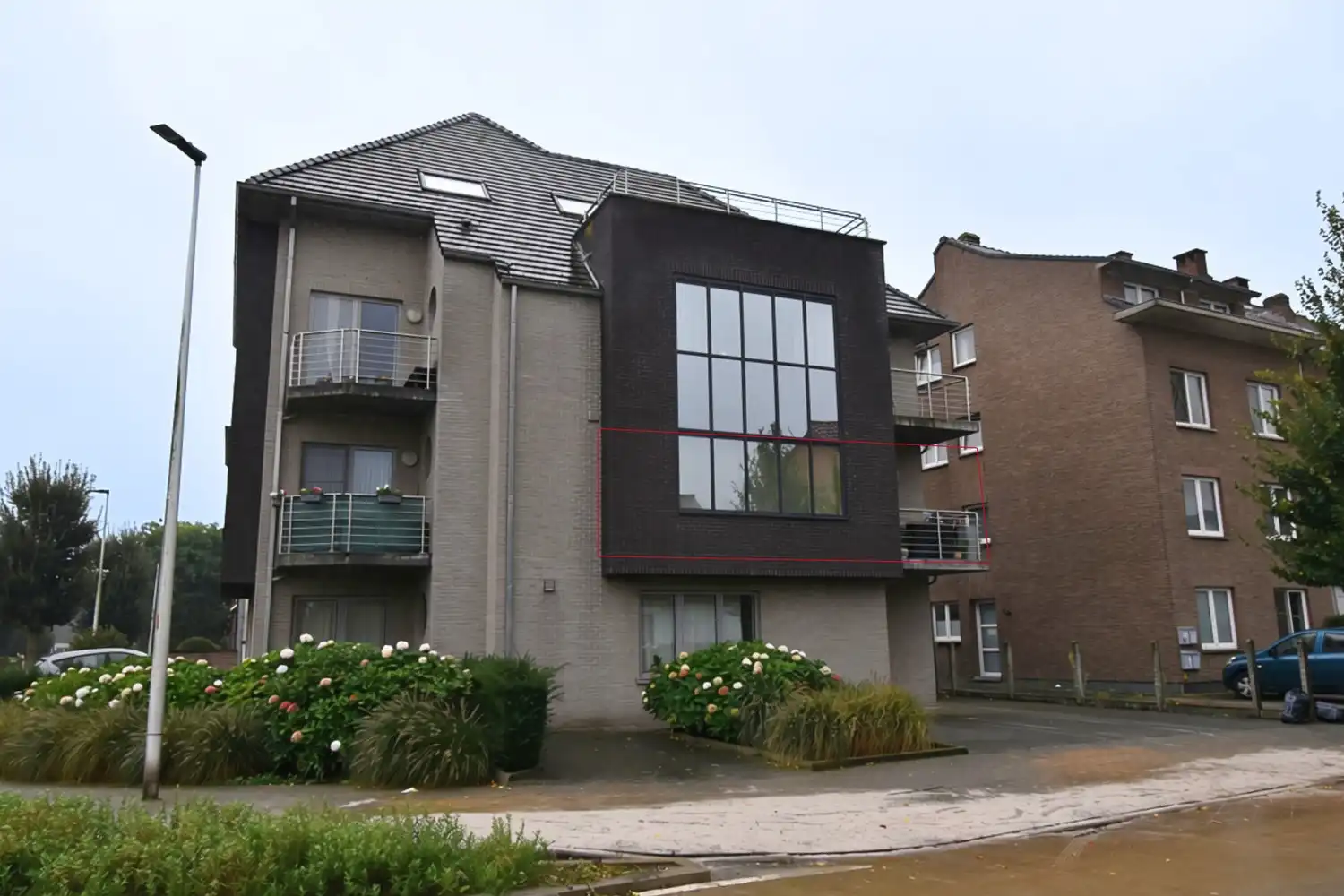 Energiezuinig appartement met 1 slaapkamer, terras, staanplaats en kelder te Sint-Pieters-Leeuw foto {{pictureIndex}}