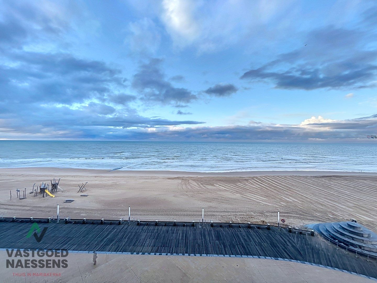 Instapklare studio met terras en zicht op zee  foto {{pictureIndex}}