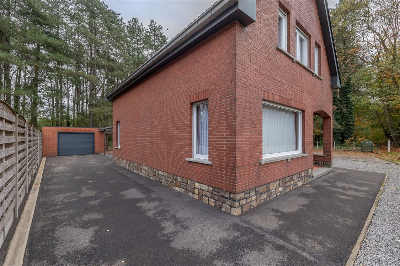 Temidden van agrarisch gebied, grenzend aan bos foto 30