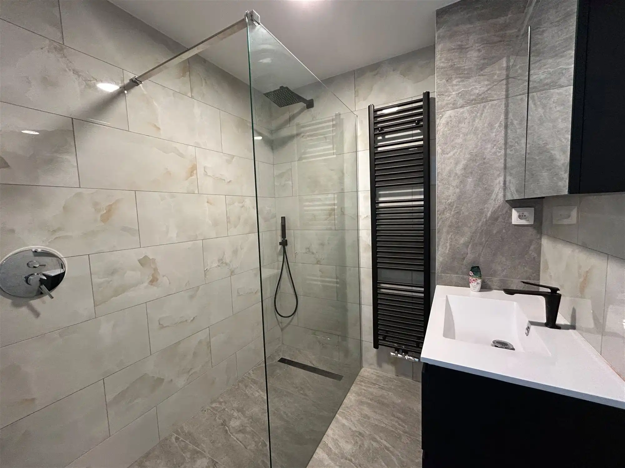 Prachtig gerenoveerd appartement met 2 slaapkamers! foto 7