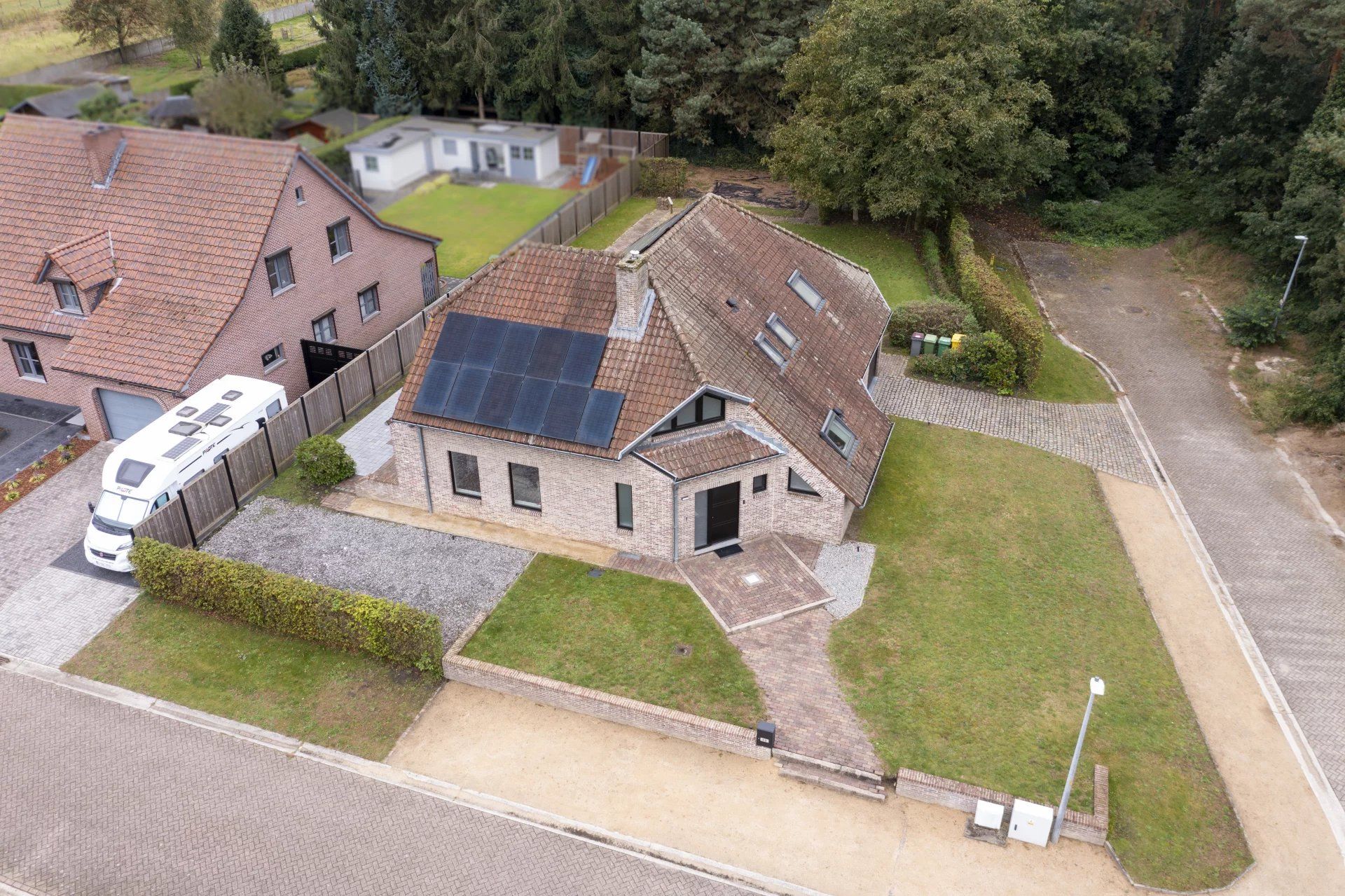 Zeer ruime A label villa met 5 slaapkamers en 2 badkamers met vergund bijgebouw van 40m² op wandelafstand van het centrum. foto 2