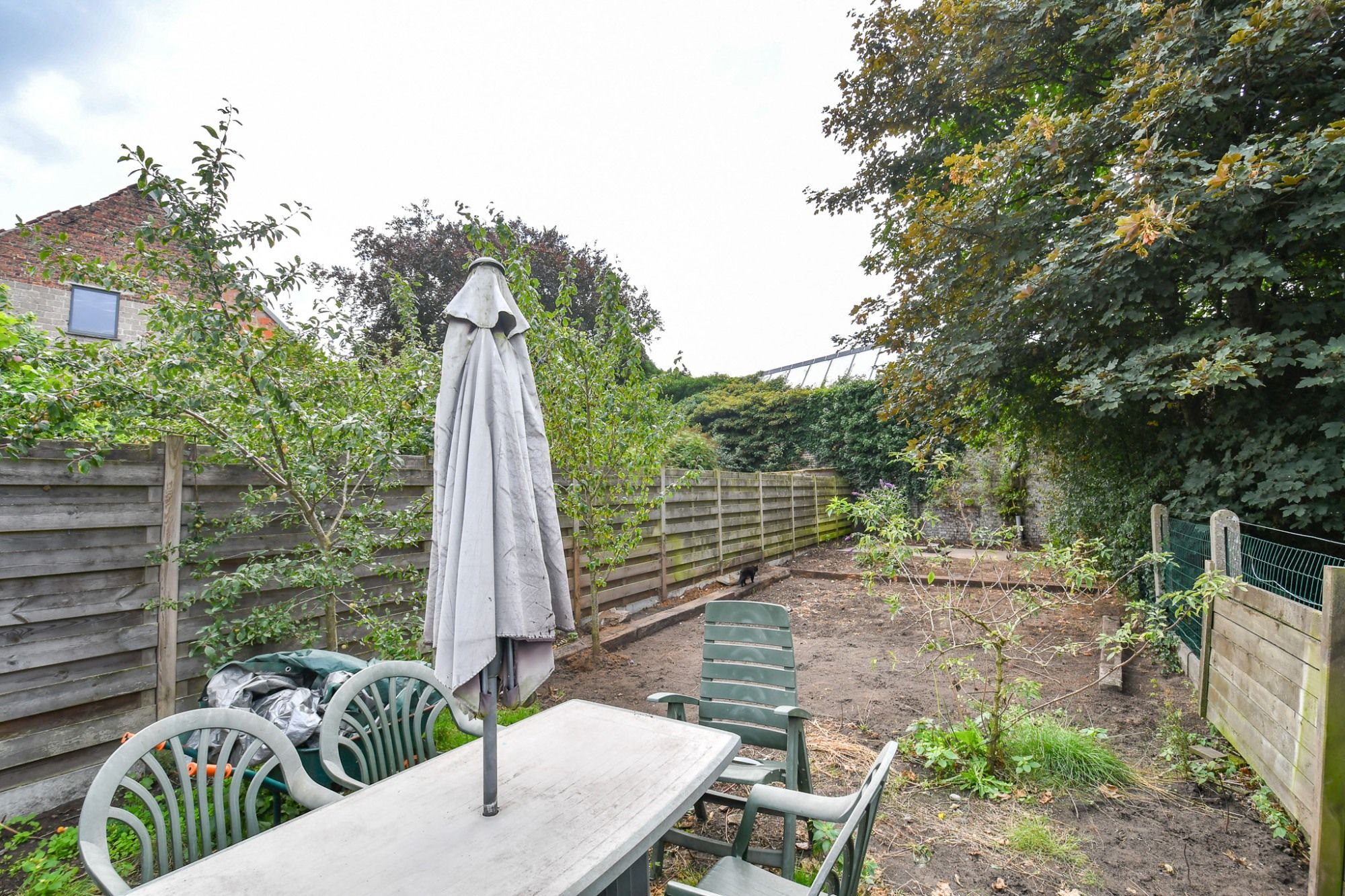 Gezinswoning met 3 slaapkamers, diepe tuin en enorm veel potentieel. foto 2